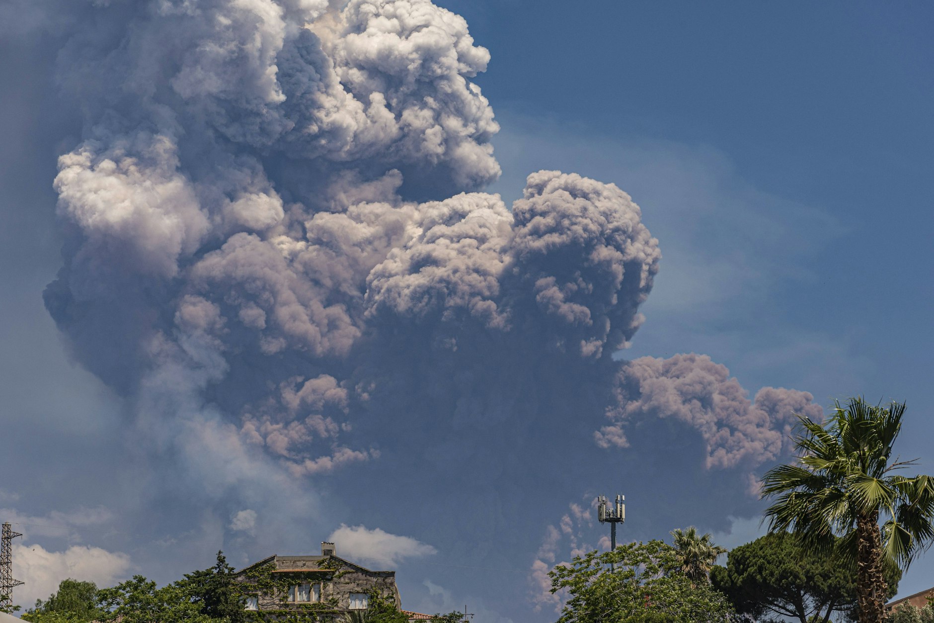 Der Vulkan Ätna bricht in Italien aus und setzt mächtige Asche und Lava frei.
