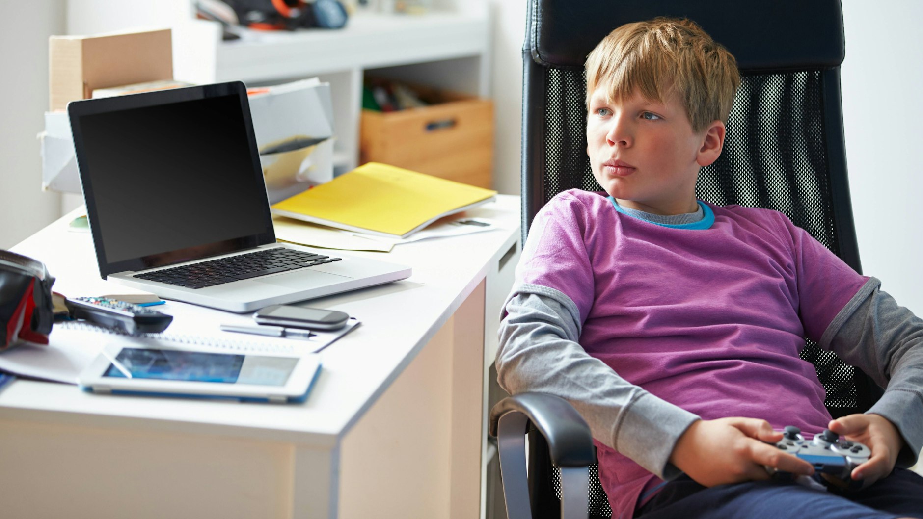 Passive Action beim Computersiel statt selbst aktiv sein. Dass sich Kinder zu wenig bewegen, liegt auch am fehlenden Angebot zum Beispiel von Sportvereinen in vielen Gegenden.