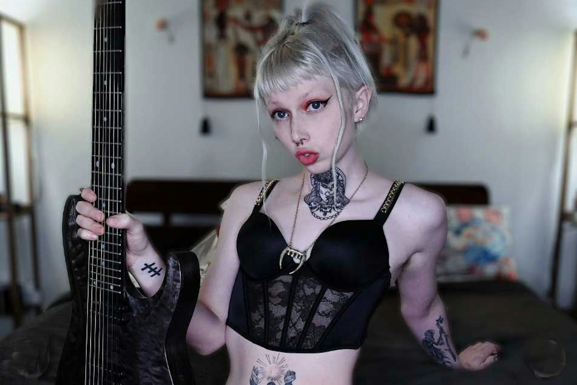 Danielle „Dani“ Sophia, wie sie sich gern auf Instagram zeigt, am liebsten ausgerüstet mit Gitarre.