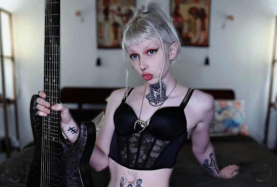 Danielle „Dani“ Sophia, wie sie sich gern auf Instagram zeigt, am liebsten ausgerüstet mit Gitarre.
