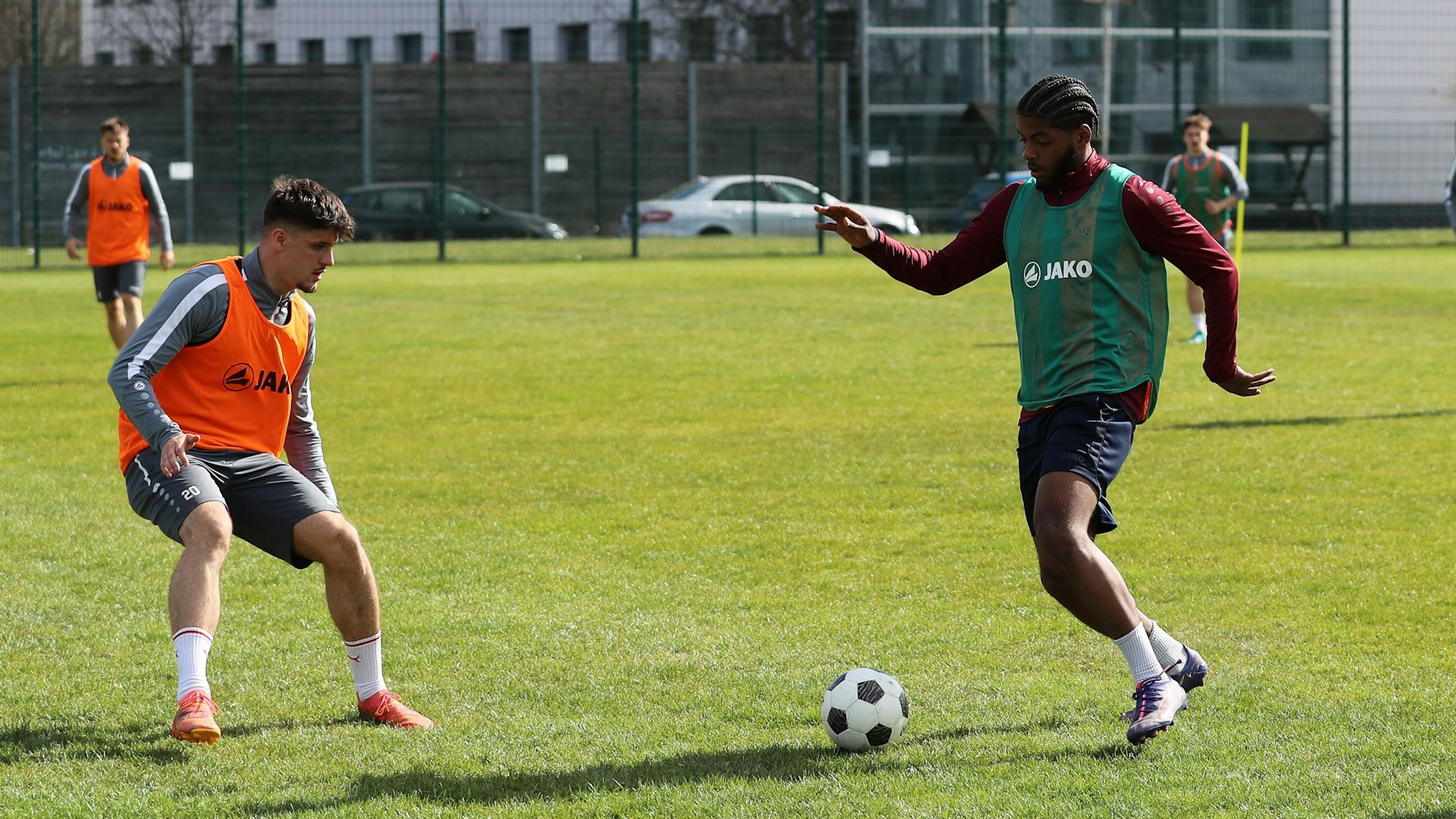 Anfang April spielte Jamal Rogero (r.) beim Probetraining im Sportforum beim BFC Dynamo vor.