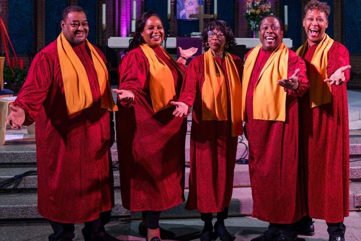 Erleben Sie ein Konzert, das sie direkt aus ihrem Stuhl reißt und zum Mitsingen und Tanzen anregt: „Oh Happy Day“ mit Donna Brown & The Golden Gospel Pearls.