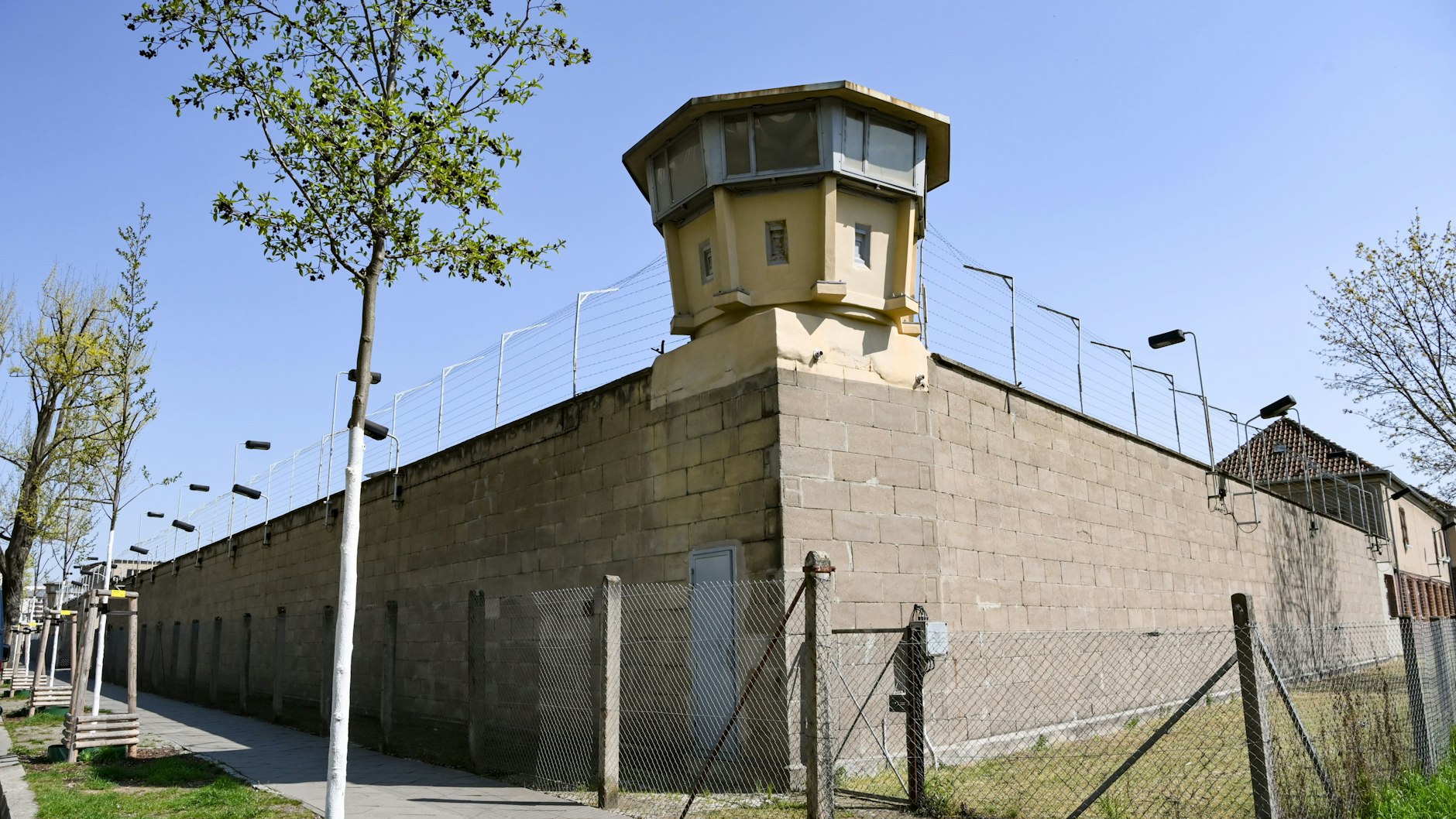 Die Gedenkstätte Berlin-Hohenschönhausen auf dem Gelände der ehemaligen Untersuchungshaftanstalt des Ministeriums für Staatssicherheit in der Genslerstraße. Hier fuhr der DDR-Ultra in Uniform und NVA-Trabi vor.