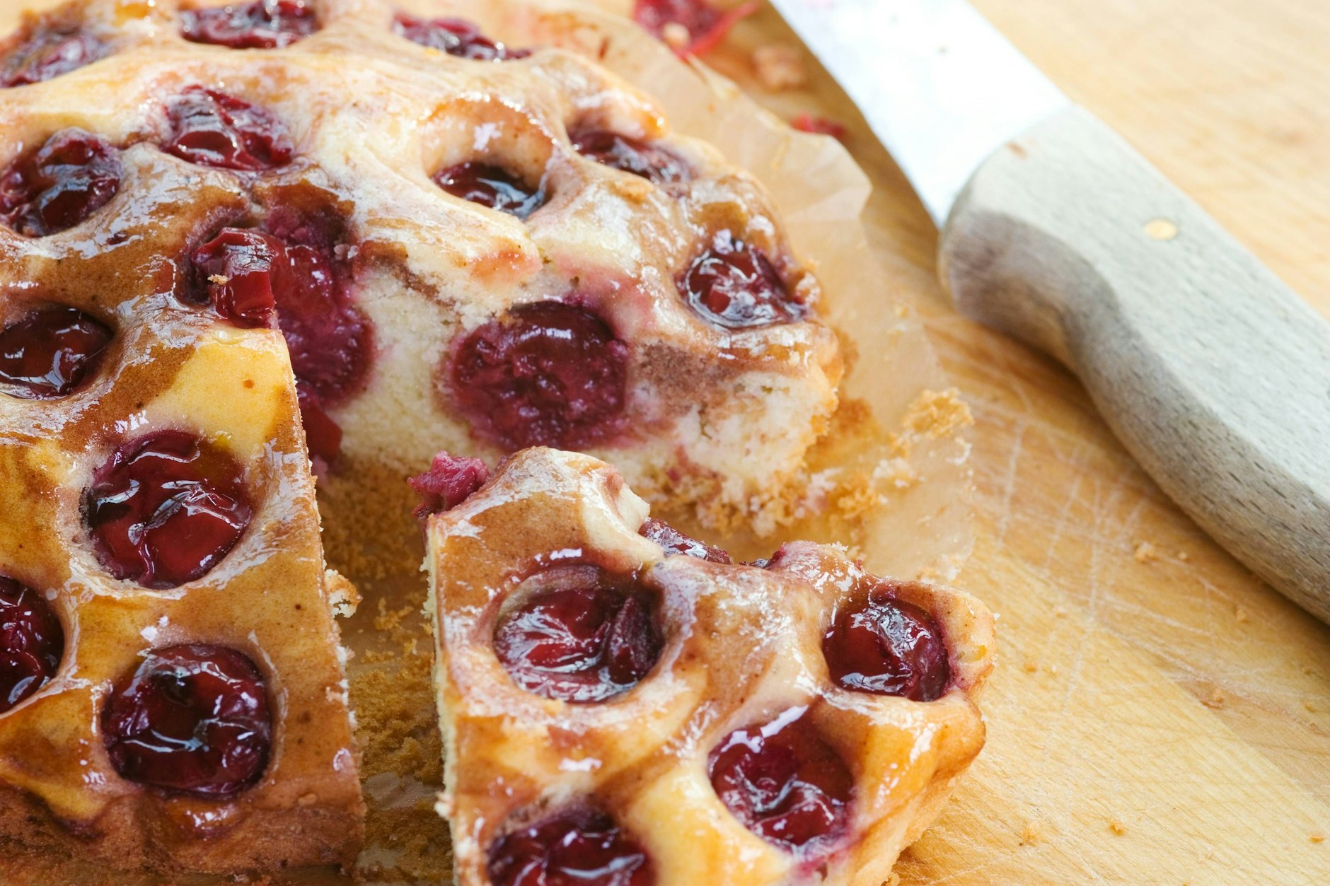 Kennen Sie 7-Tassen-Kuchen? Dieser leckere Obstkuchen ist schnell gemacht und richtig simpel. Alle Zutaten werden hier vor dem Backen in Tassen abgemessen.