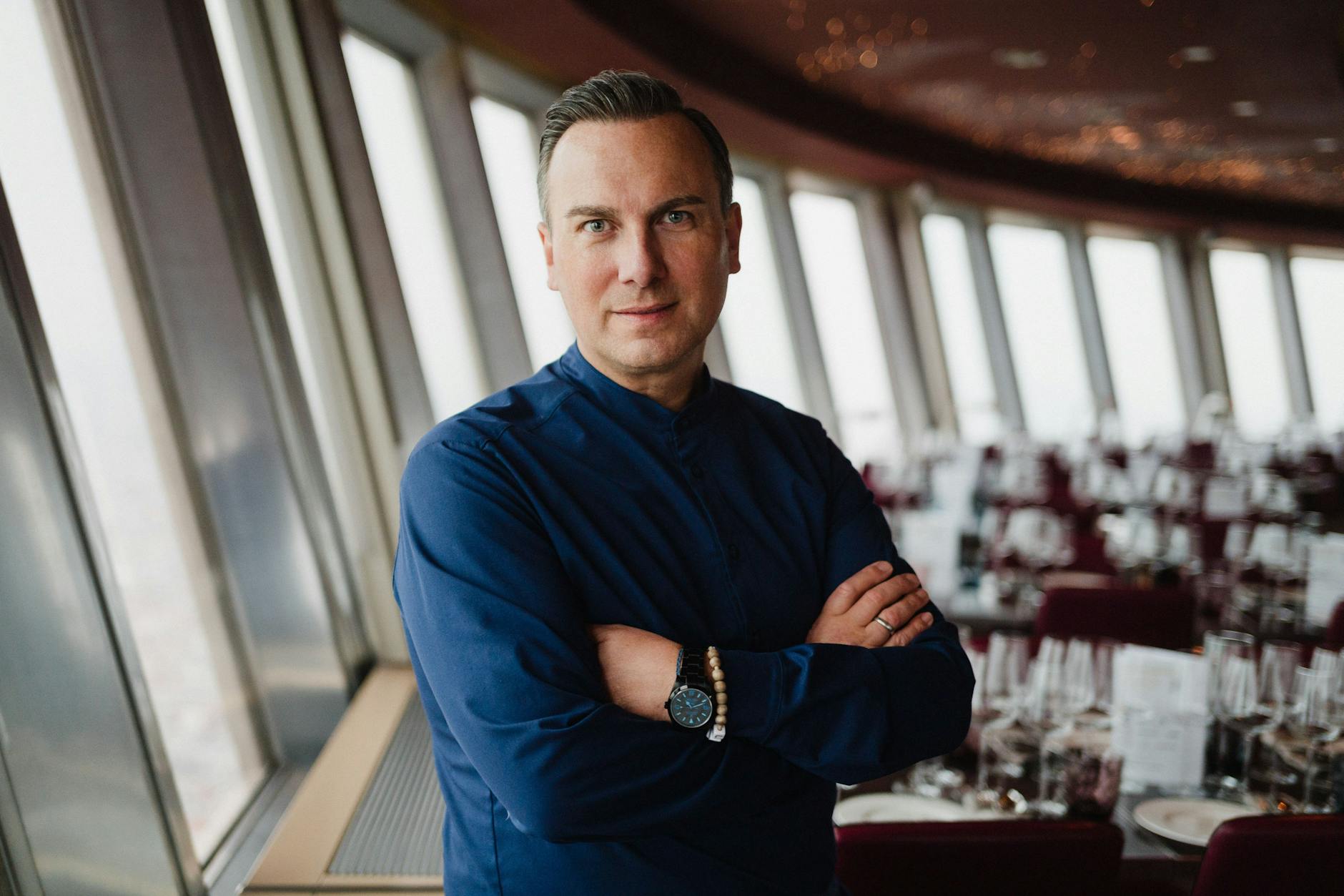 Endlich fertig: Tim Raue steht im Gastraum seines neuen Restaurants im Fernsehturm.