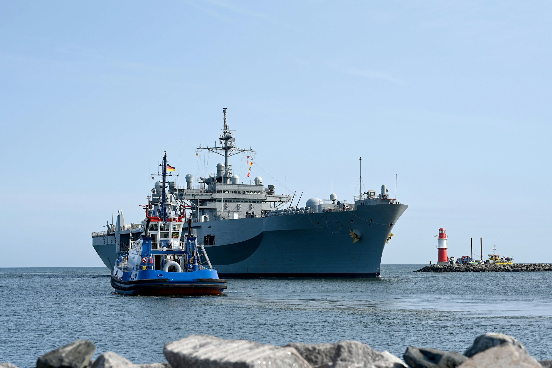 Der Hubschrauber-Träger „USS Mount Whitney“ läuft im Rahmen des Nato-Manövers Baltops den Hafen von Warnemünde Rostock an.