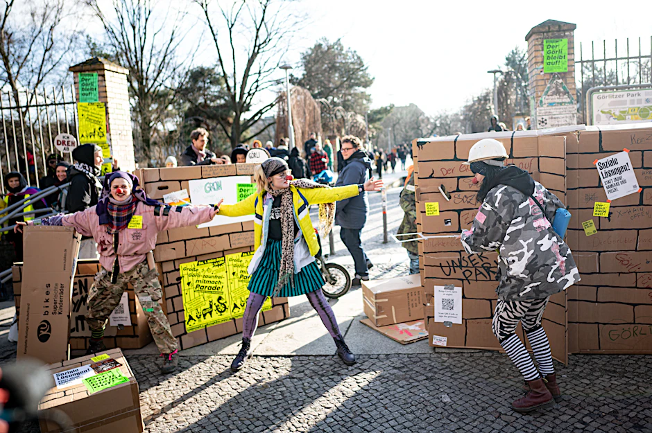Immer wieder protestieren Anwohner und Initiativen gegen eine nächtliche Schließung des Görlitzer Parks und einen Zaun um den Kreuzberger Park.