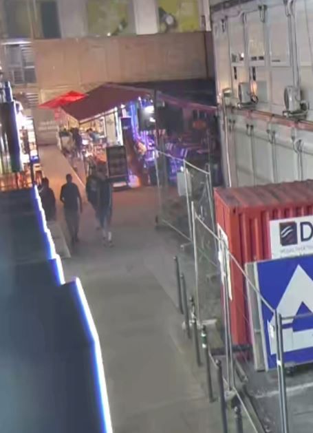 Trio überfällt Mann am Alexanderplatz: Wer kennt diese Männer?