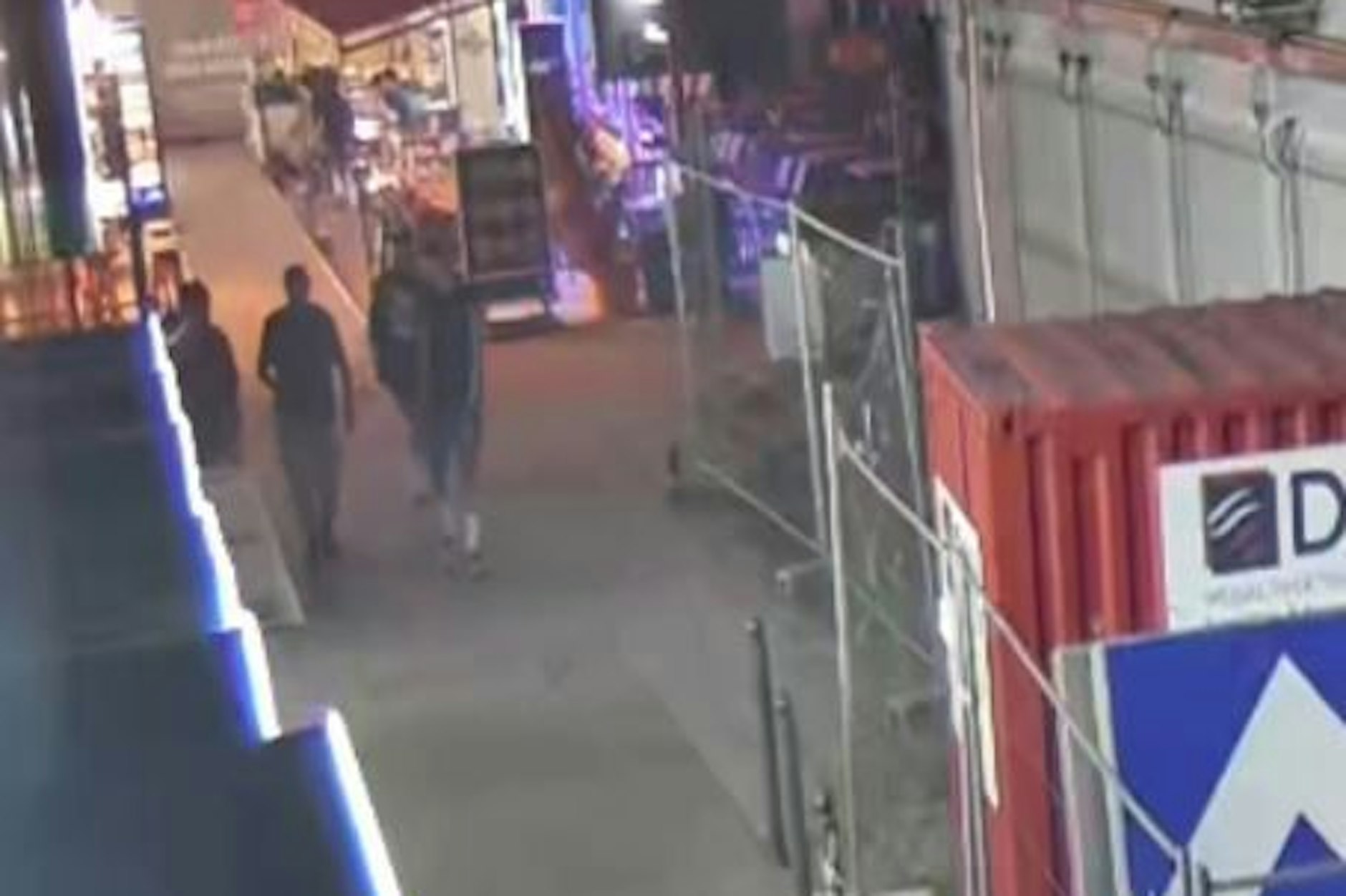 Die Polizei sucht nach diesen drei Männern. 