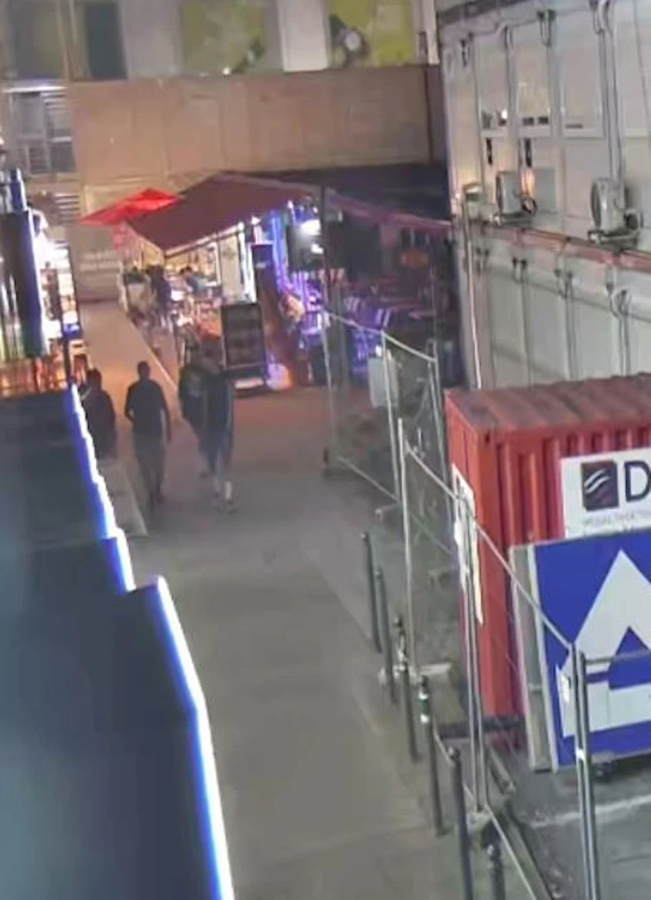Die Polizei sucht nach diesen drei Männern. 