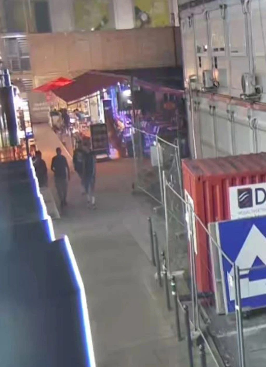 Trio überfällt Mann am Alexanderplatz: Wer kennt diese Männer?