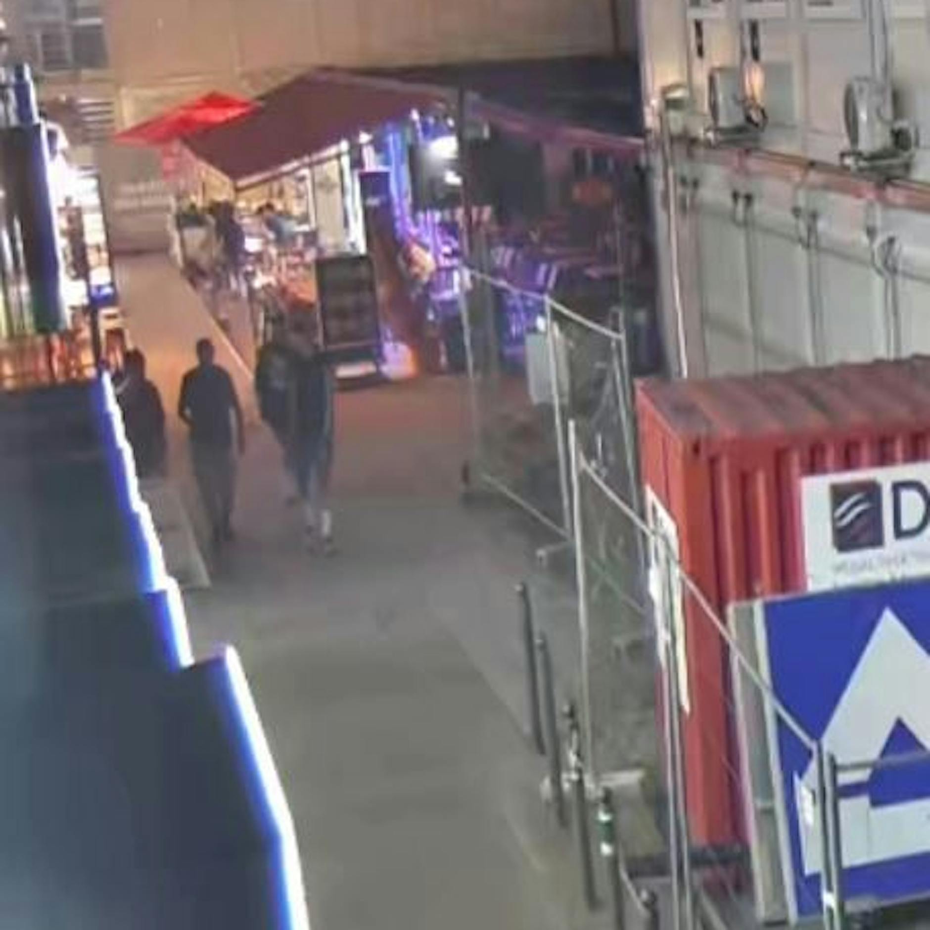 Trio überfällt Mann am Alexanderplatz: Wer kennt diese Männer?