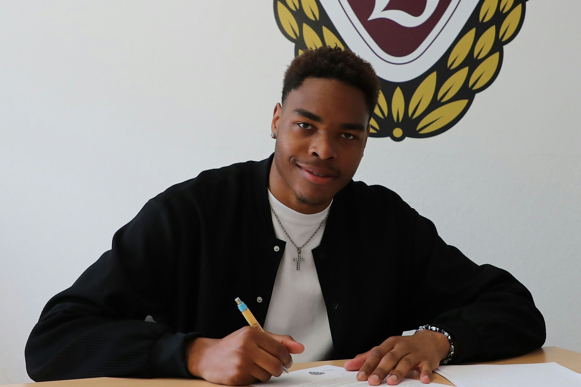 Ex-Bayern-Talent Brandon Happi Monhe unterschreibt seinen Vertrag beim BFC Dynamo.