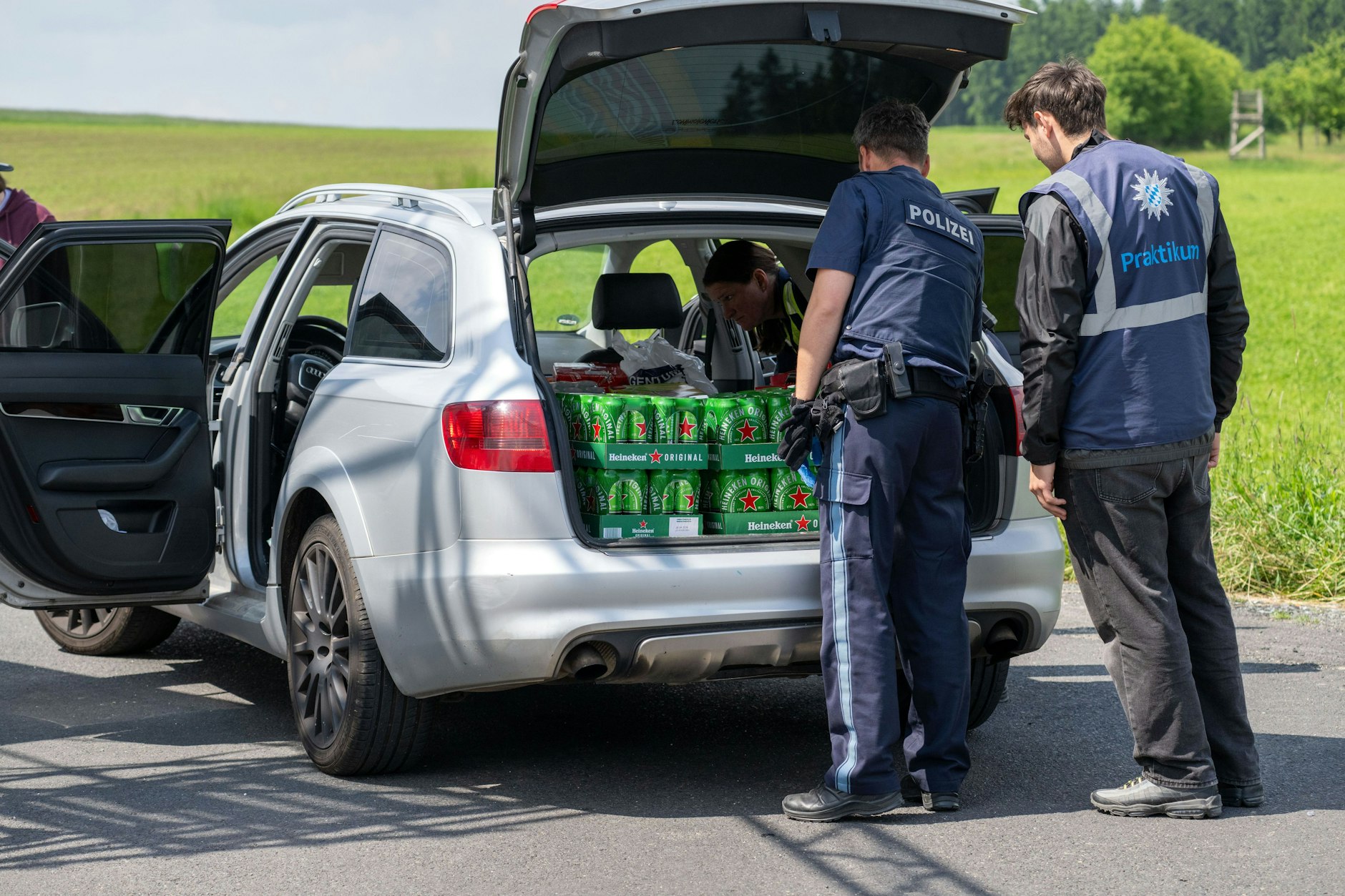 Polizisten kontrollieren ein Fahrzeug im Rahmen einer Grenzkontrolle.