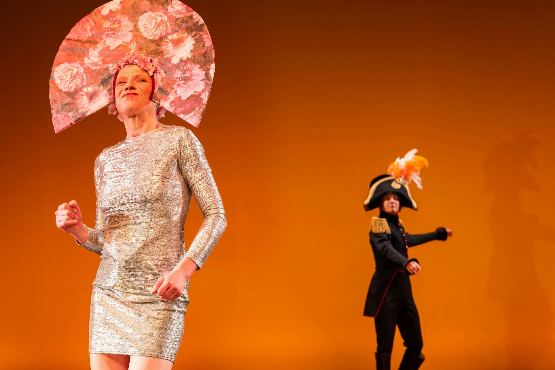 Freudentaumelauslösend: „Krieg und Frieden“ in der Regie von Charly Hübner. Szene mit Bettina Schneider und Niklas Hummel (v.l.)