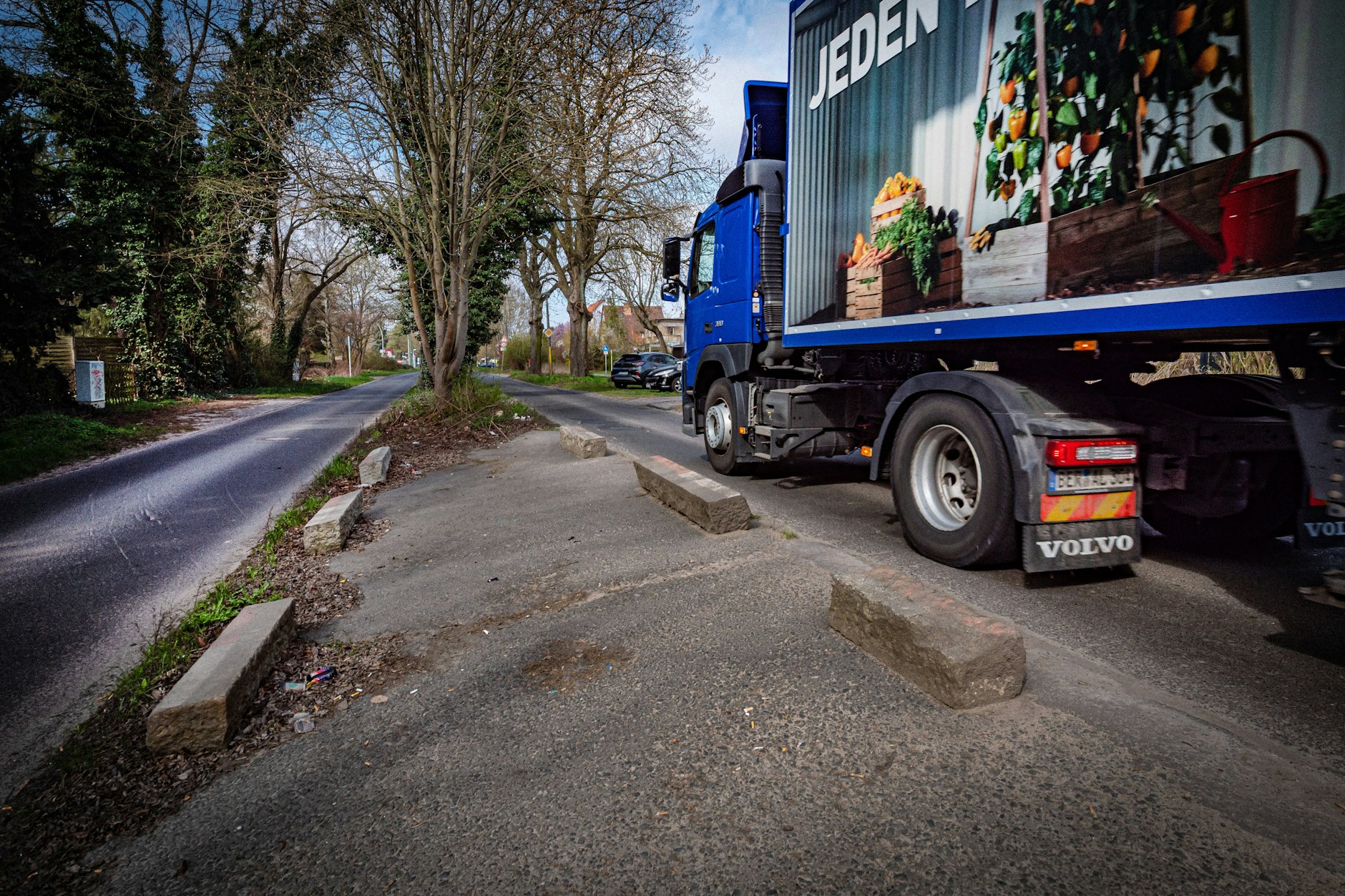 Im Pankower Familienkiez brettern jetzt die Brummis über die Straßen.