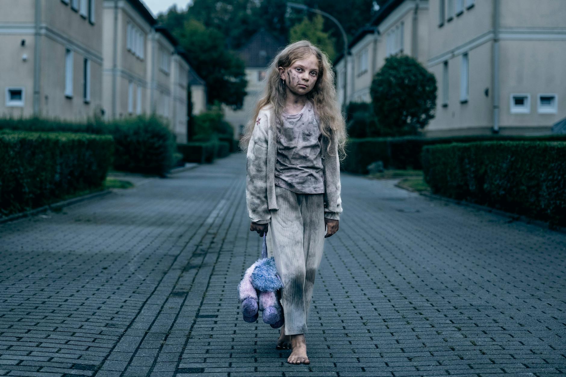Die kleine Mia (Tesla Tekin) läuft mit rußgeschwärztem Gesicht durch eine Siedlung am Rand von Dortmund.
