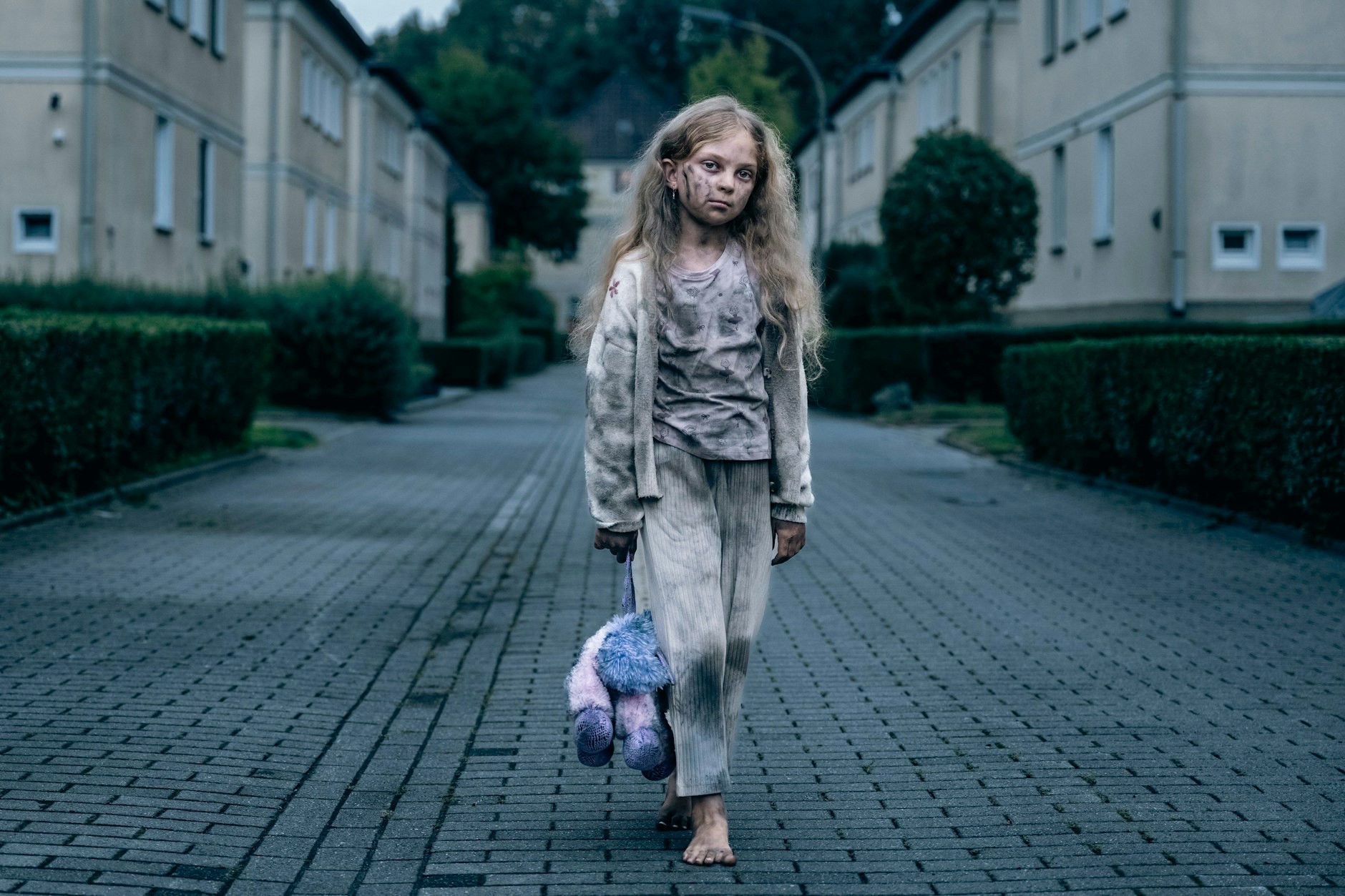 Die kleine Mia (Tesla Tekin) läuft mit rußgeschwärztem Gesicht durch eine Siedlung am Rand von Dortmund.