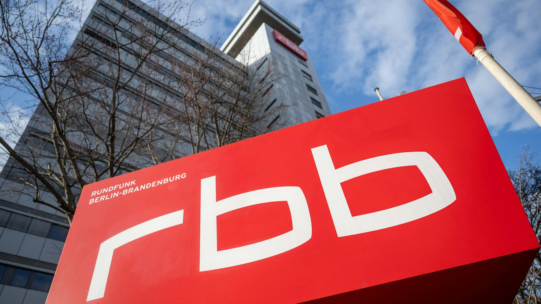 Der rbb muss 22 Millionen Euro einsparen - auch der beliebte Ohrenbär sollte den Maßnahmen zum Opfer fallen.
