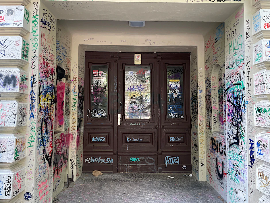 Kein normaler Hauseingang: Seit Jahren gilt der Platz als Wallfahrtsort für junge Pashanim-Fans.