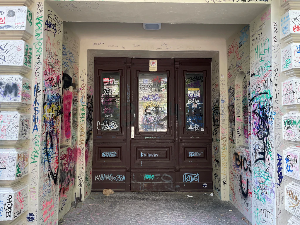 „Sie drohen uns Prügel an“: Kreuzberger sind genervt vom Hype um Rapper Pashanim