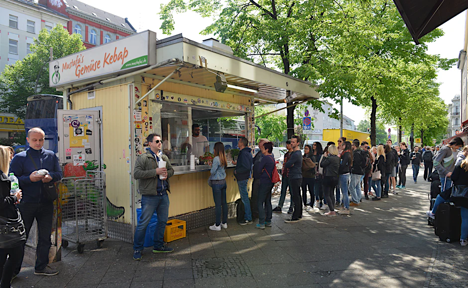 Berlin-Kreuzberg: Schlange stehen bei Mustafa s Gemuese Kebap am Mehringdamm
