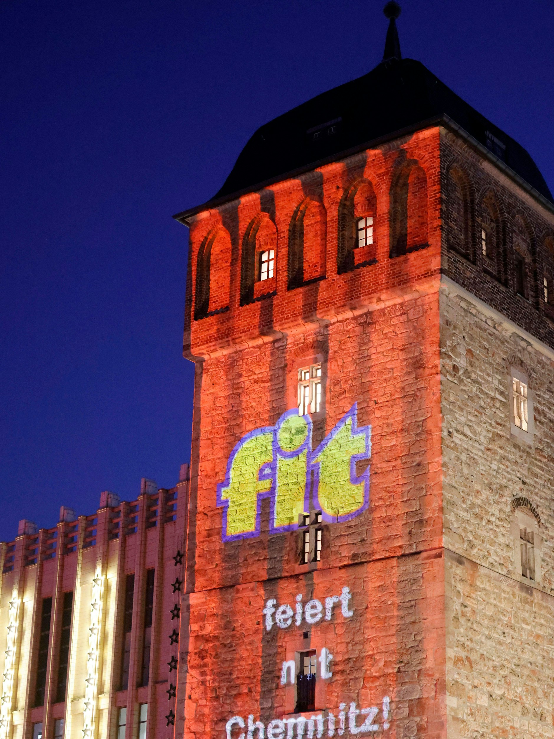 Lichtaktion am Roten Turm in Chemnitz, die Flaschenform von fit ist seiner Form nachempfunden.