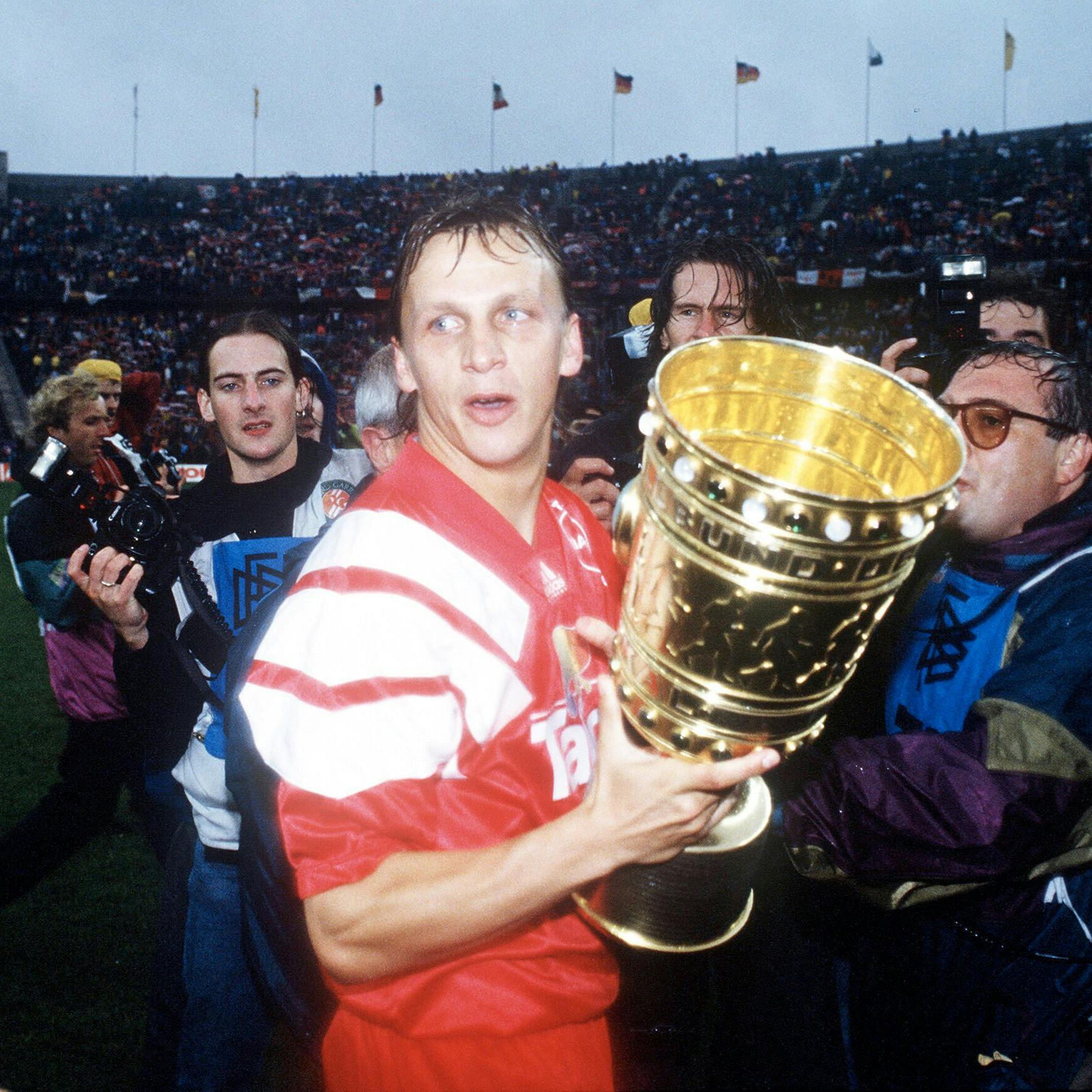 Andreas Thom holt 1993 mit Leverkusen den DFB-Pokal, der Star vom DDR-Rekordmeister BFC Dynamo war vielleicht Reiner Calmunds größter Coup.