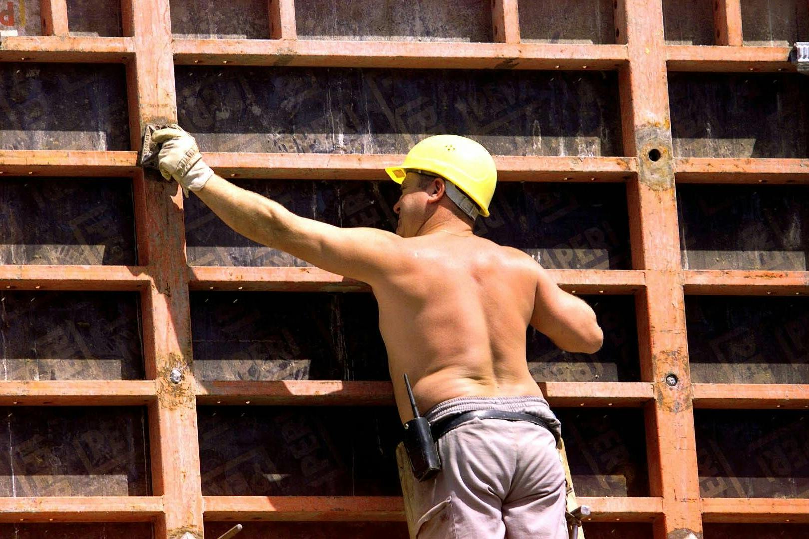 Bei heißen Sonnenstrahlen legen Männer gern das Oberteil ab. Was dem Körper Luft verschafft, ist jedoch für die Haut purer Stress.