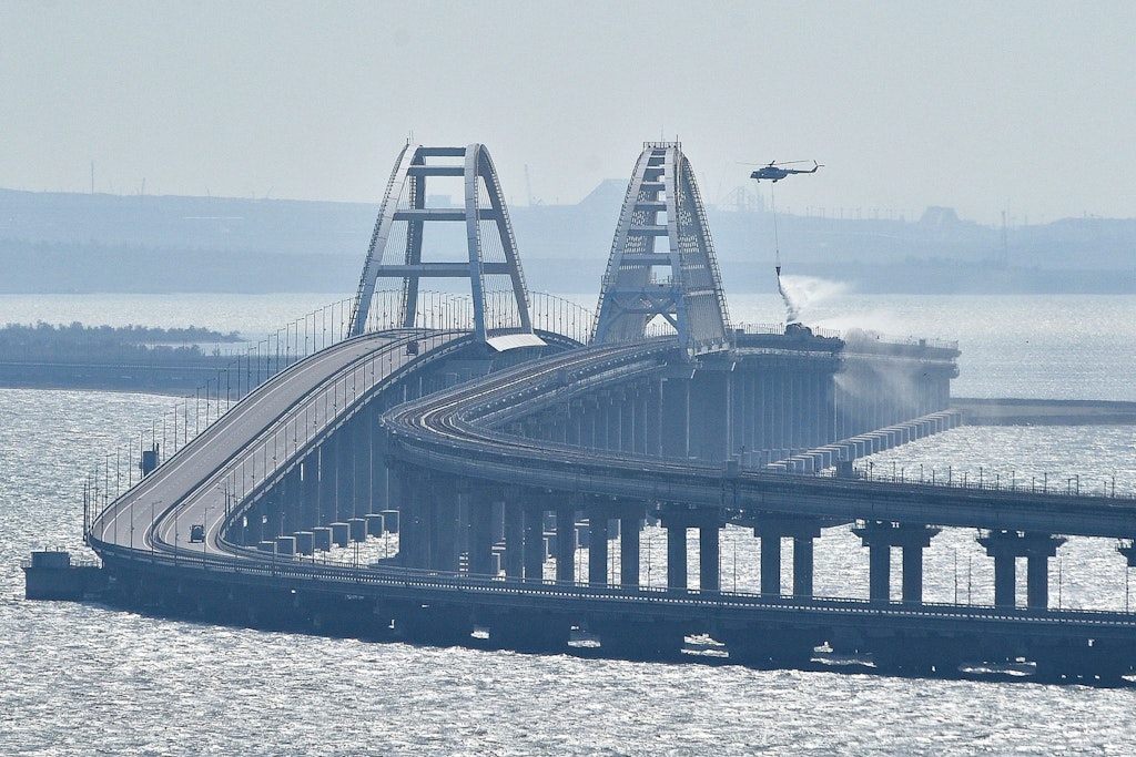 Ukraine attacks bridge to Crimea (video)