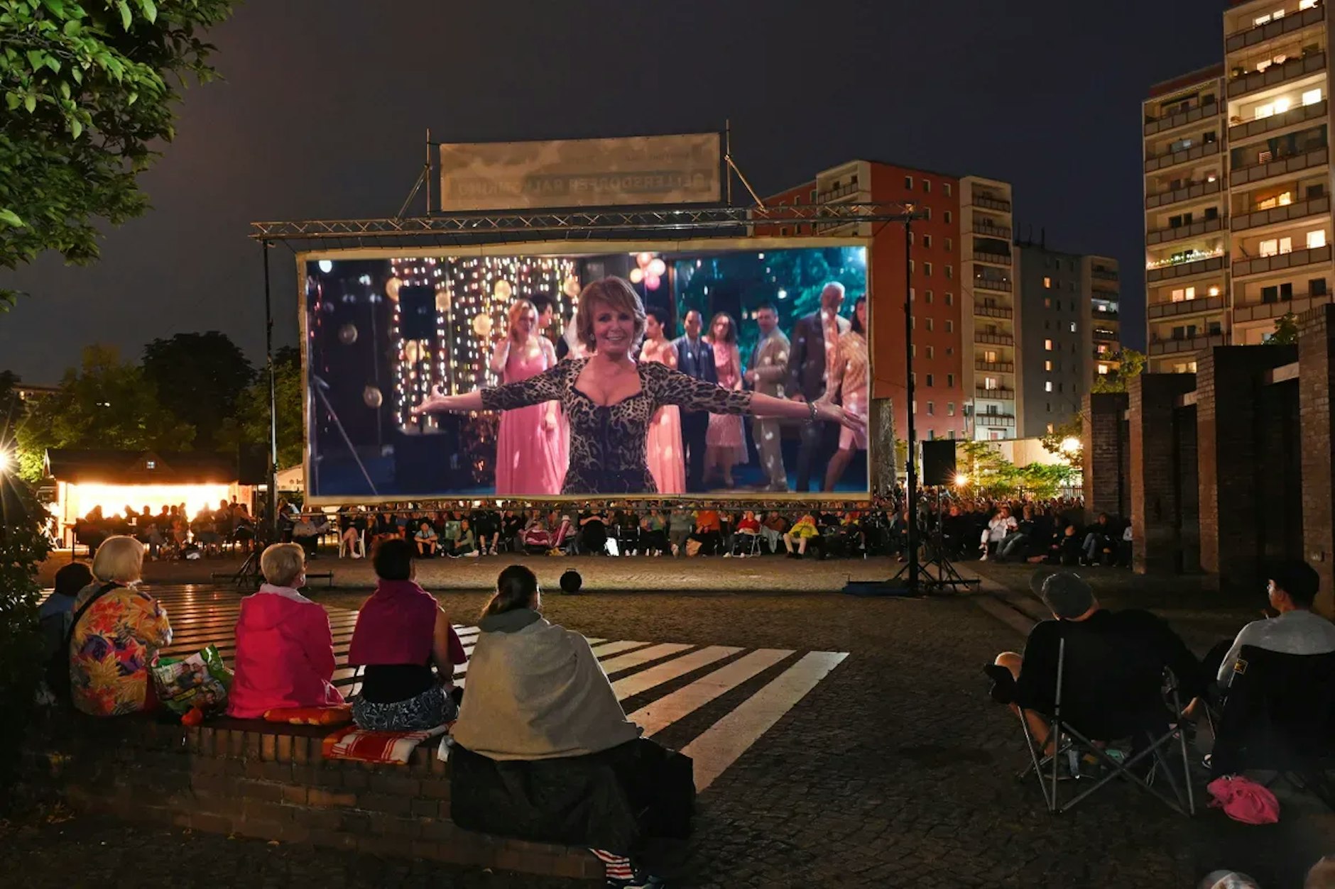 In Marzahn-Hellersdorf wird im August wieder das kostenlose Freiluftevent Balkonkino auf dem Cecilienplatz veranstaltet.