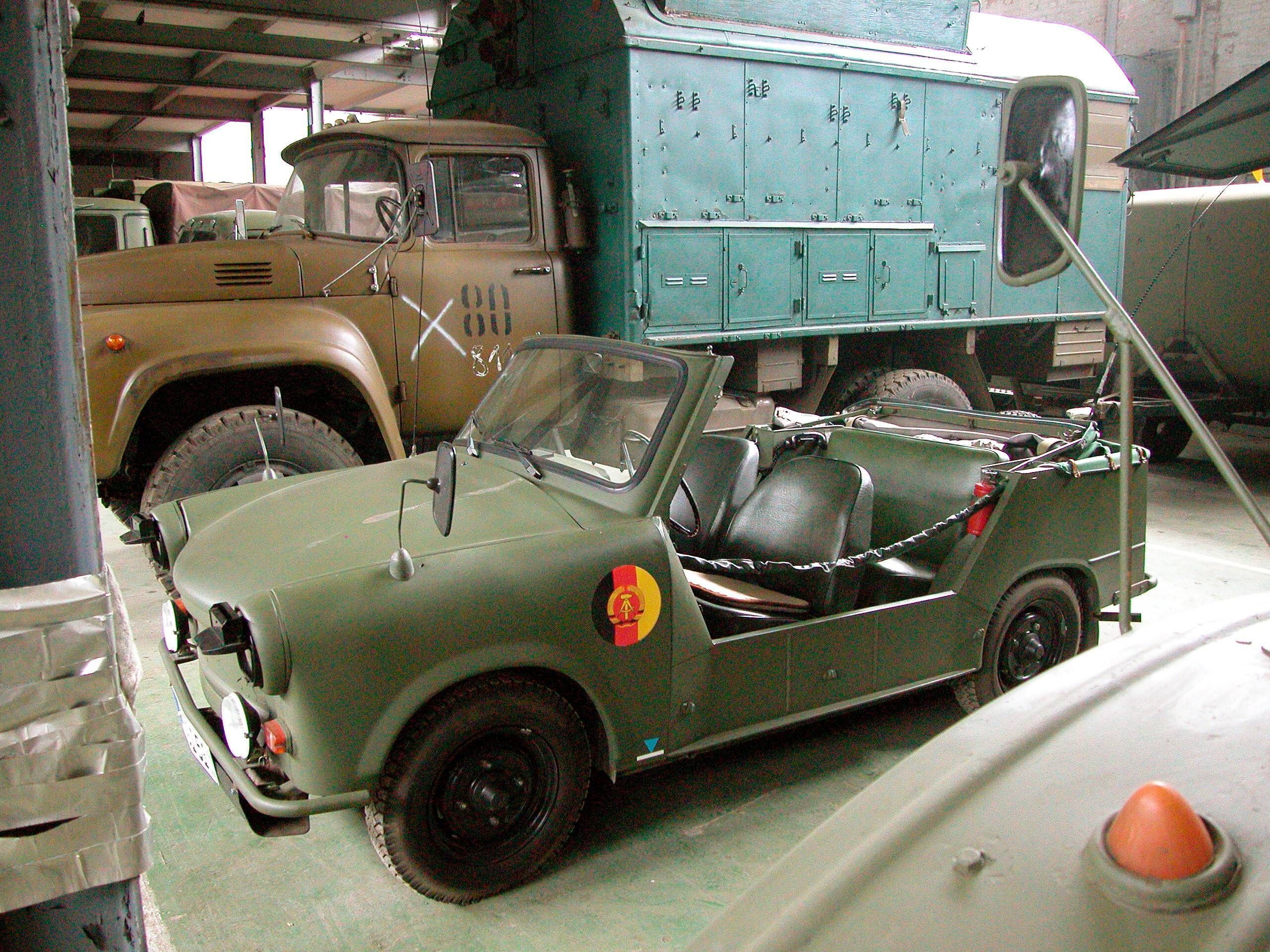 Mann in NVA-Uniform fährt mit Trabi in früherem Stasi-Gefängnis vor