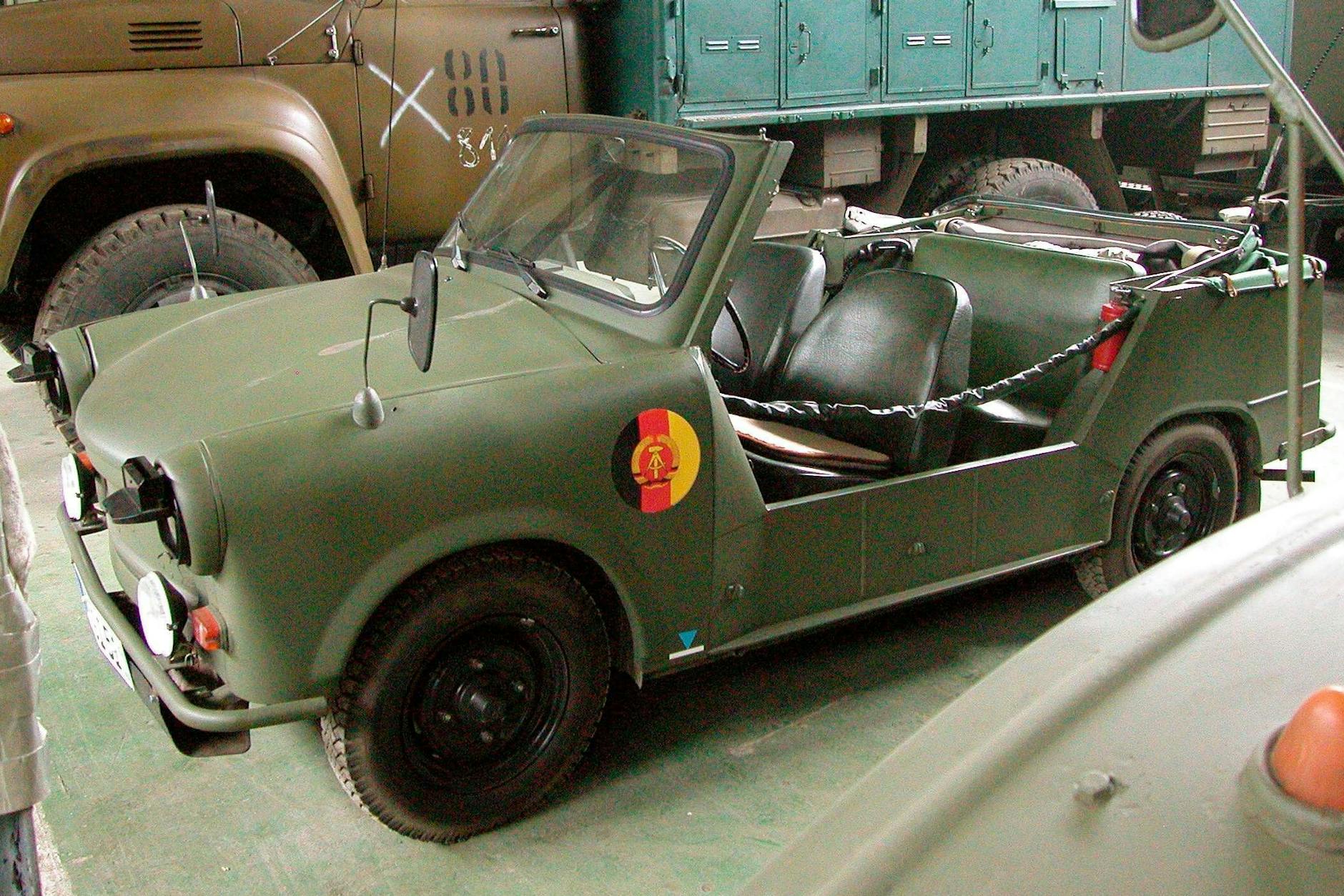 Ein Trabi der NVA Volksarmee: Mit einem solchen Fahrzeug fuhr der Mann am Sonntag in der Stasi-Gedenkstätte vor.