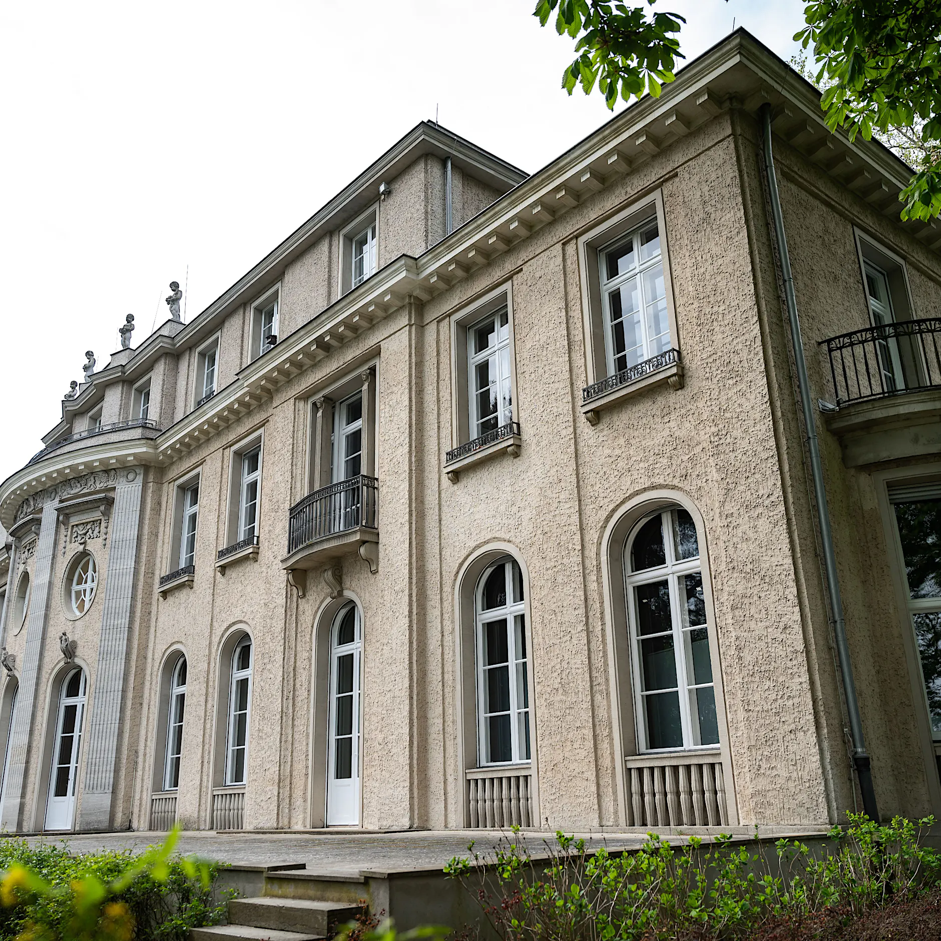 Exklusiv: Infotafeln mit Correctiv-Bezug kommen weg