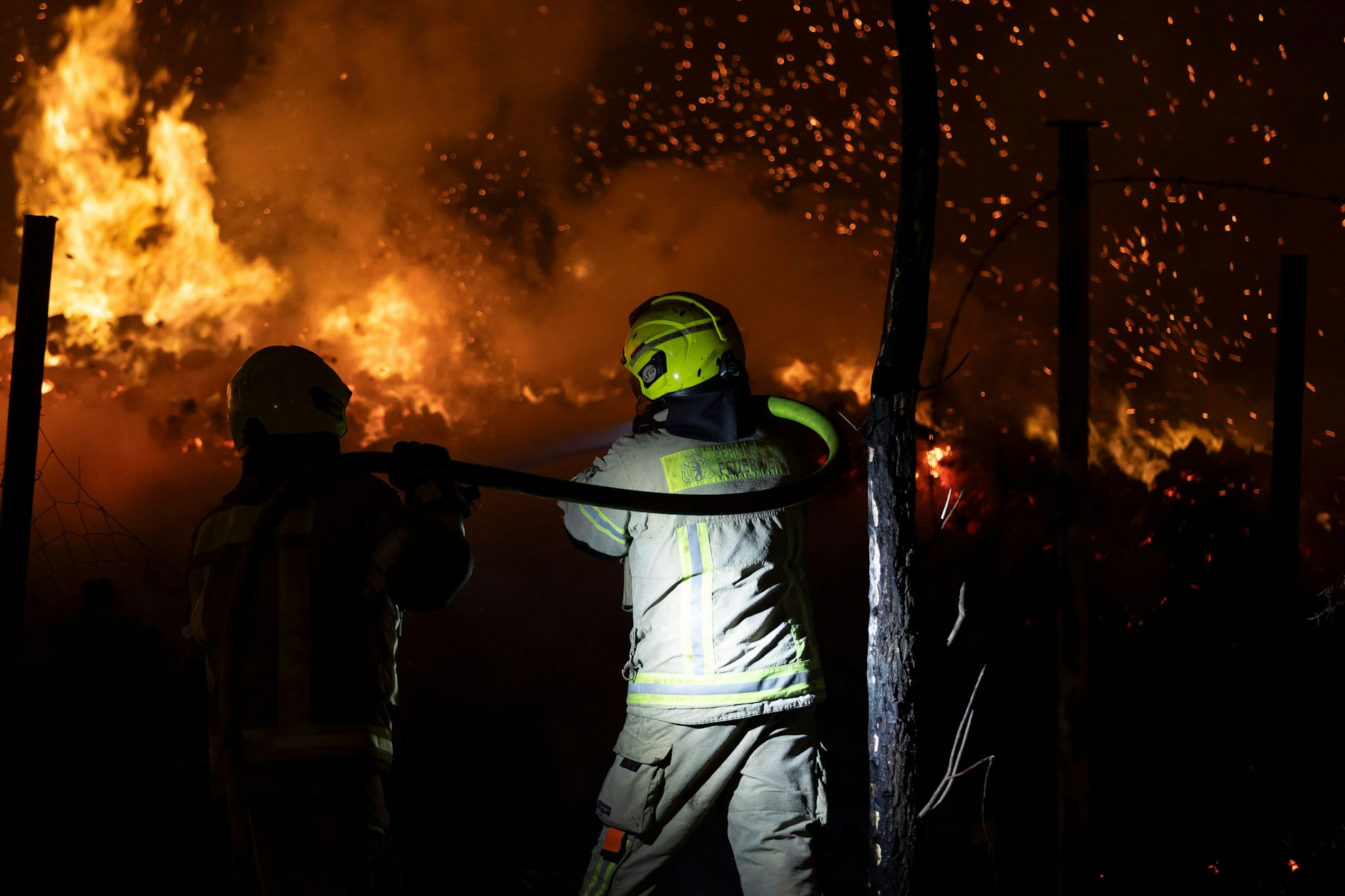 Großbrand am Pyramidenring in Marzahn: Mehr als 230 Feuerwehrleute waren nötig, um die Flammen zu bekämpfen.