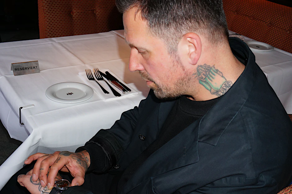 Feierabend-o-clock: Christian Hoosen kurz vor dem Abendbrot im Grill Royal.