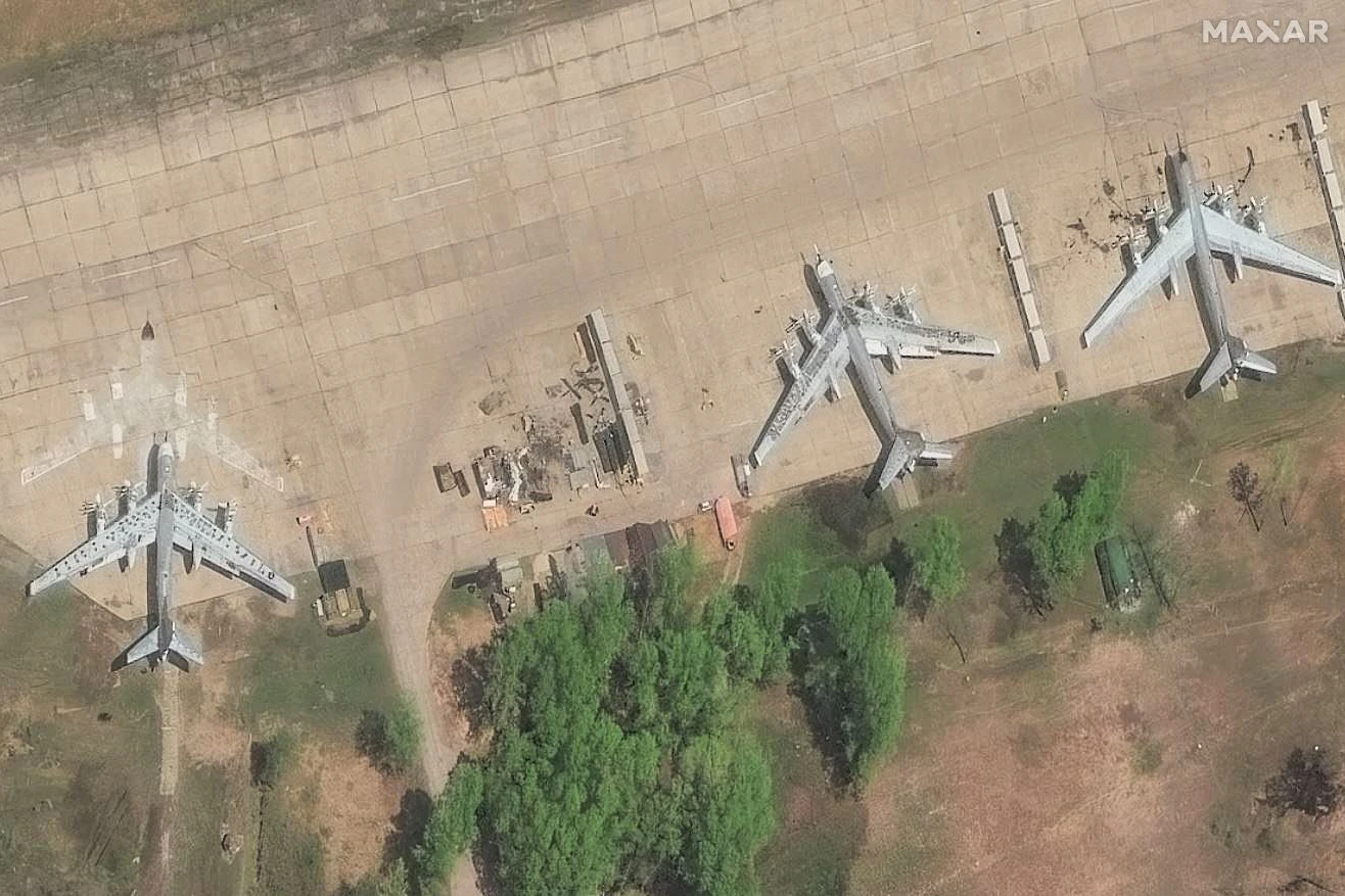 Tupolev Tu-95-Flugzeuge mit Objekten auf den Tragflächen und einem auf dem Rollfeld des Luftwaffenstützpunkts Ukrainka in der Nähe von Seryschewo im Gebiet Amur, Russland