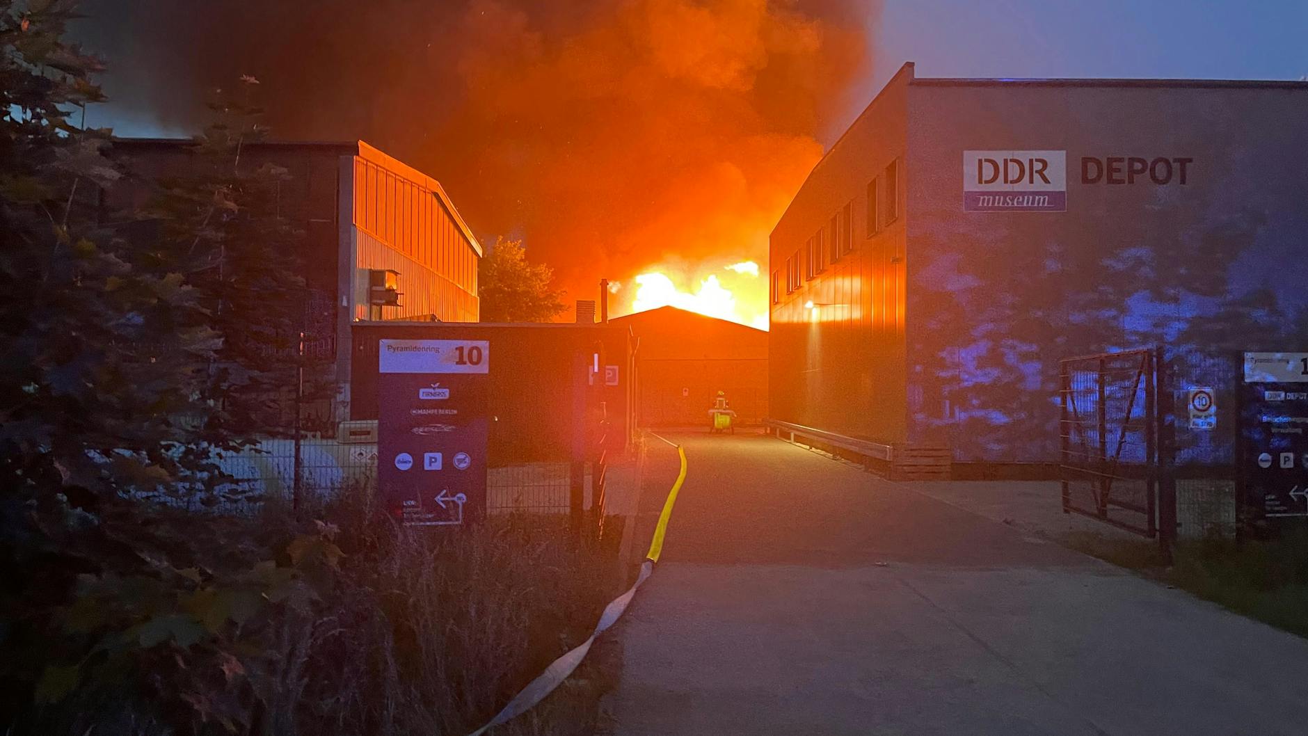 Das Depot des DDR Museum Berlin, im Hintergrund lodern die Flammen: Der größte Schatz der DDR entging in der Nacht zum Montag nur knapp einer Katastrophe.