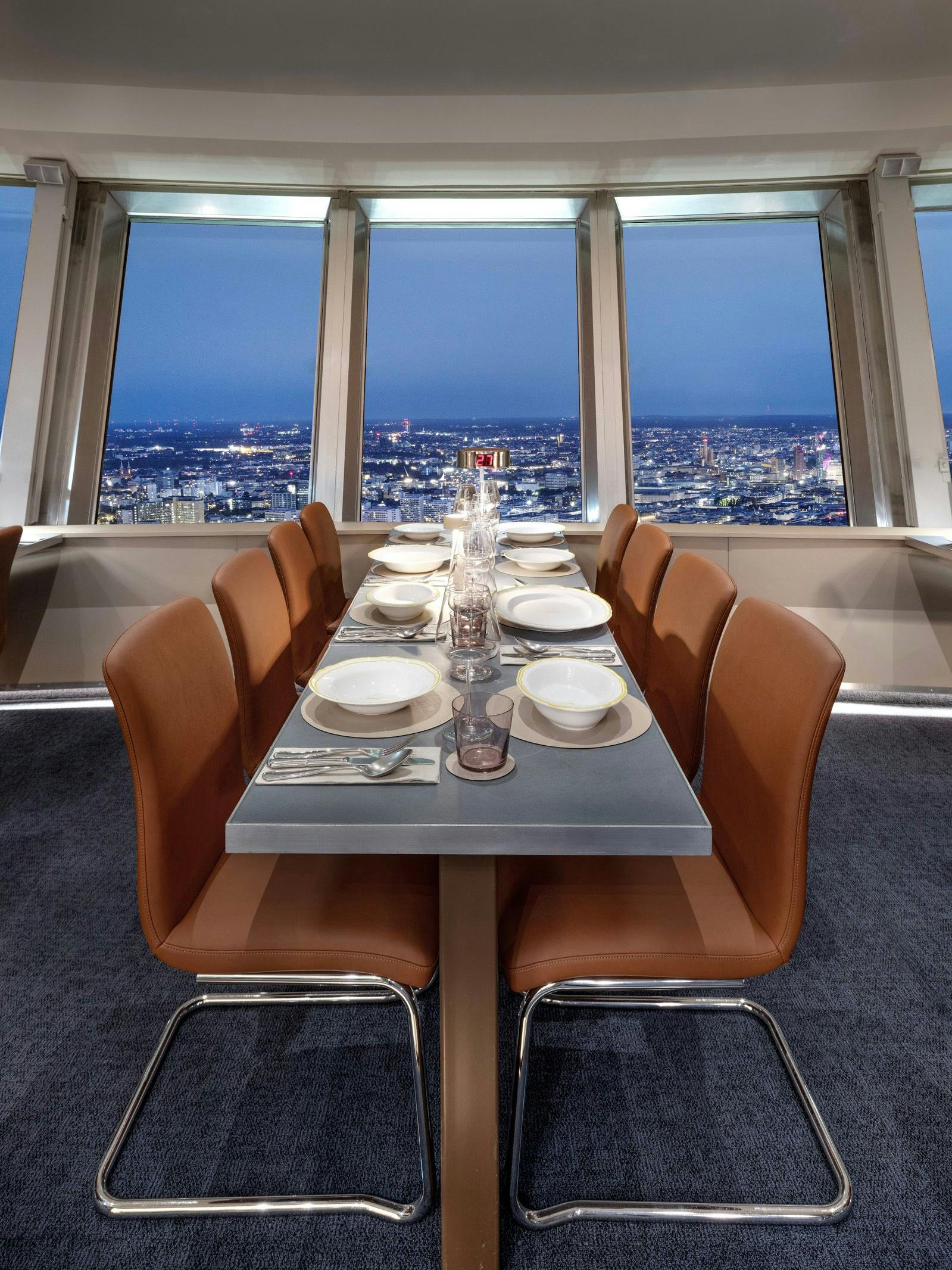 Stimmungsvoller Panoramablick direkt am Esstisch im „Sphere Tim Raue“ im Berliner Fernsehturm.