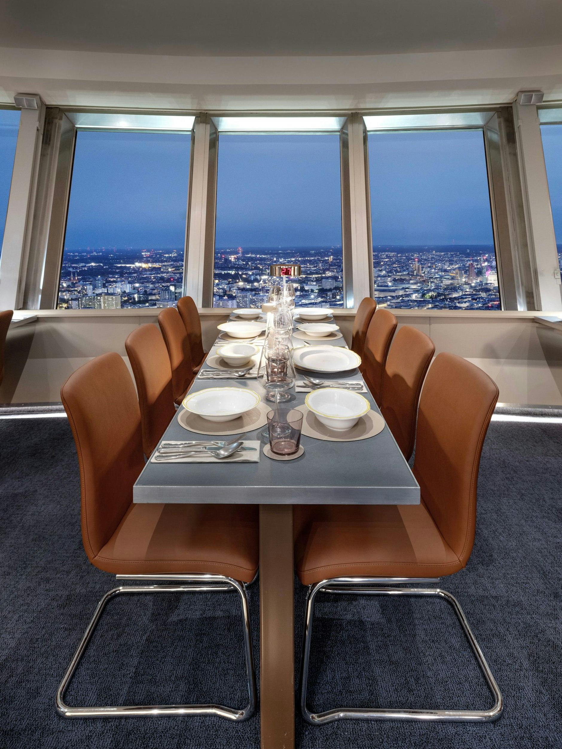 Stimmungsvoller Panoramablick direkt am Esstisch im „Sphere Tim Raue“ im Berliner Fernsehturm.