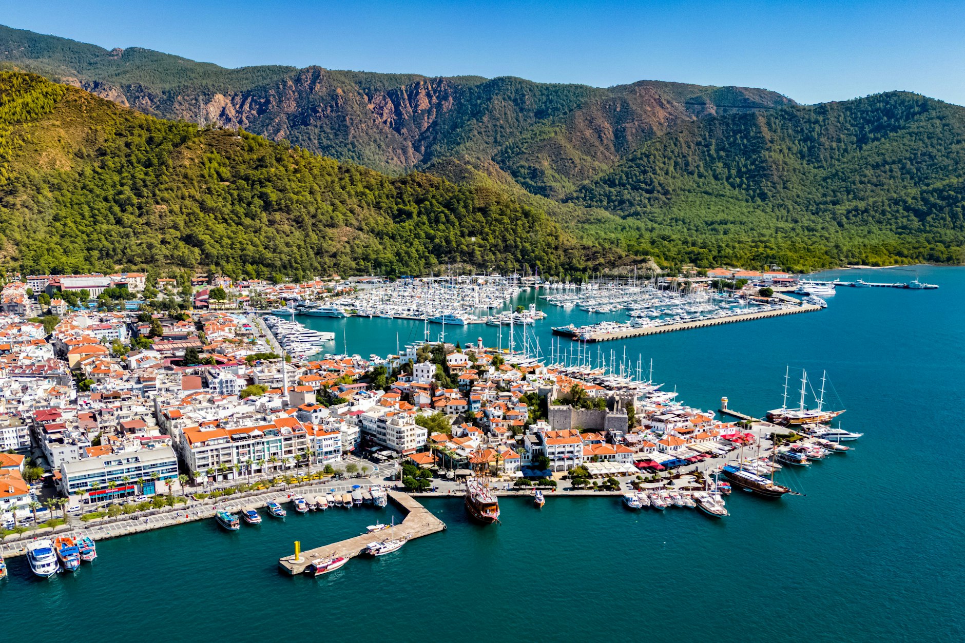 Idyllisch zwischen Mittelmeer und Bergen gelegen: Der türkische Urlaubsort Marmaris wurde von einem Erdbeben erschüttert.