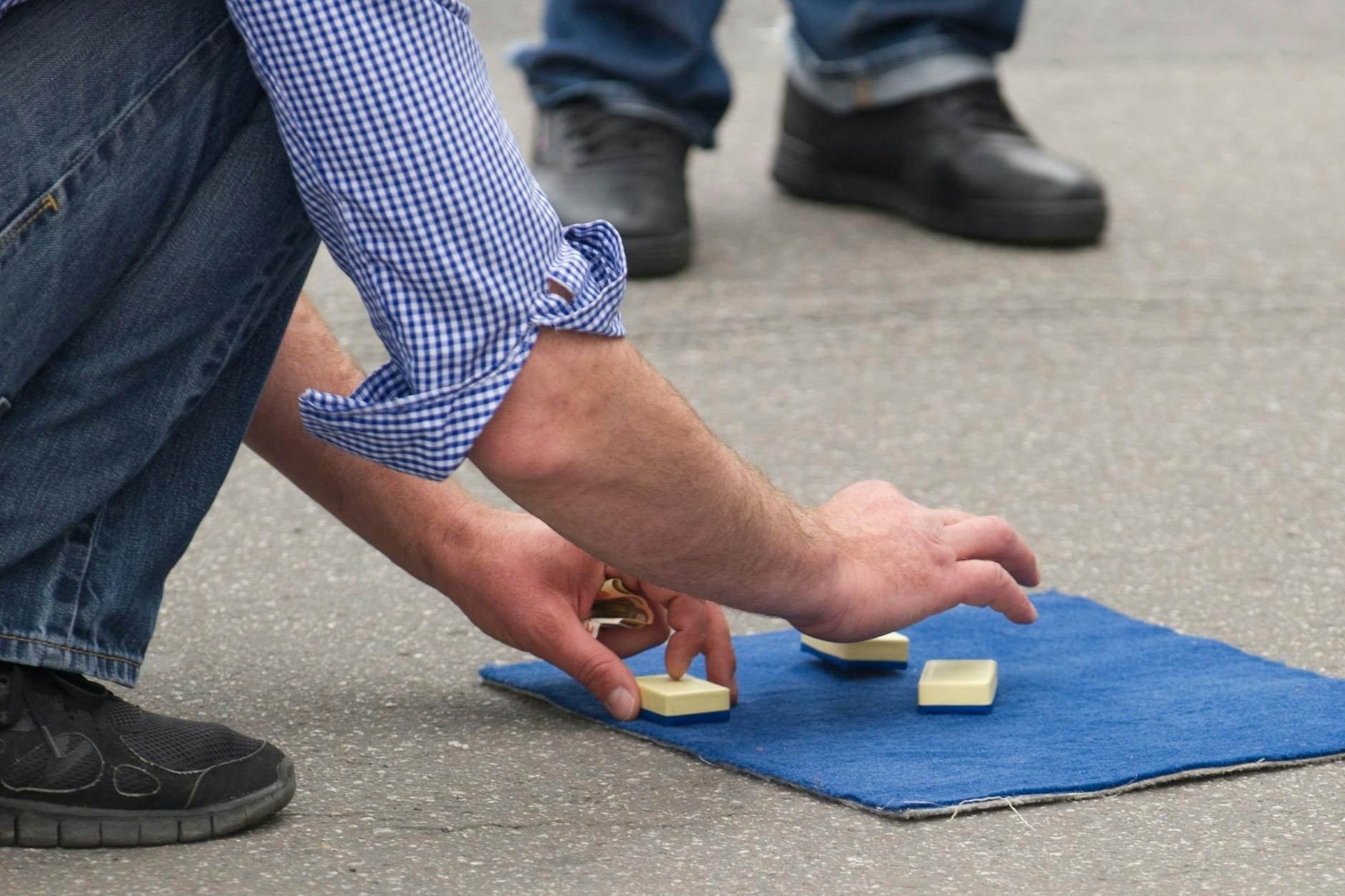 Hütchenspieler treiben vor allem an touristisch stark frequentierten Orten in Berlin ihr Unwesen.