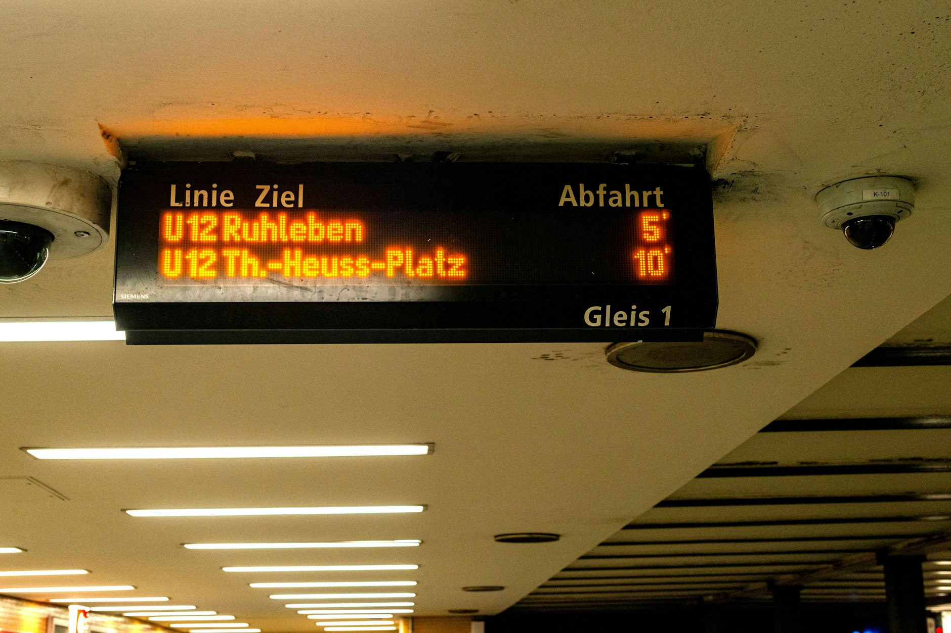 Die U12 fuhr von der Warschauer Straße bis Ruhleben ohne Umsteigen.