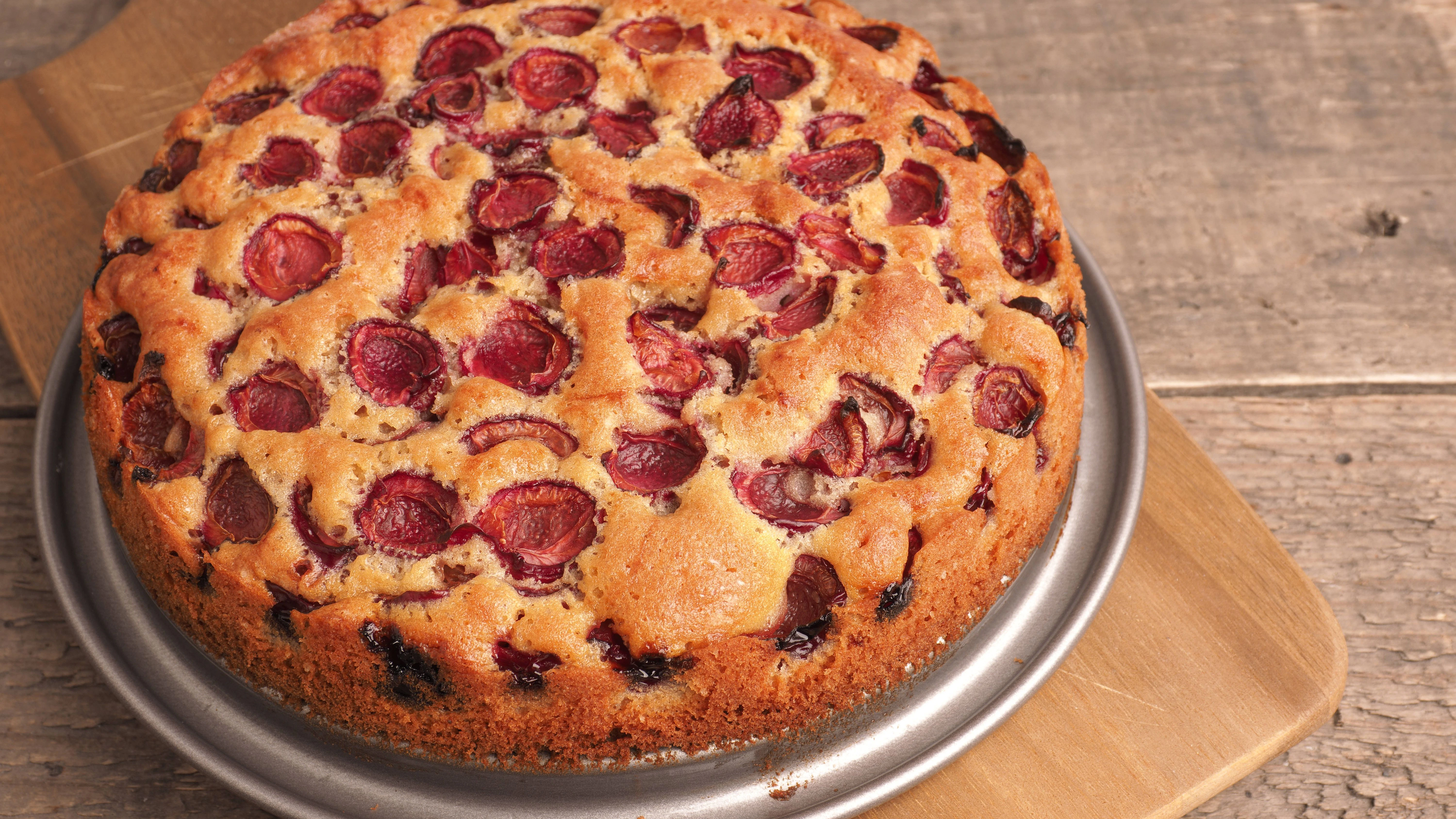 So muss ein perfekter Kirschkuchen aussehen! Mit unserem Rezept für 7-Tassen-Kuchen gelingt Ihnen so ein schneller Obstkuchen im Handumdrehen.