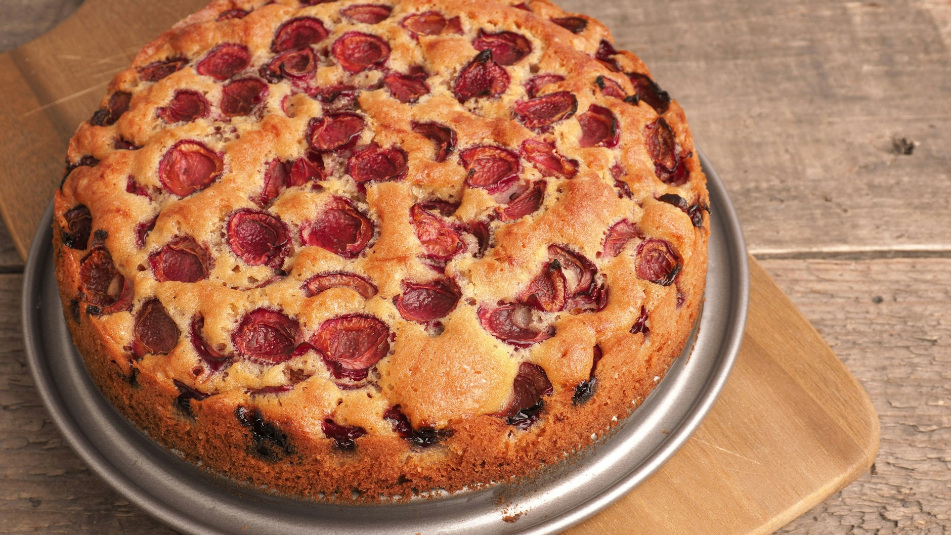 So muss ein perfekter Kirschkuchen aussehen! Mit unserem Rezept für 7-Tassen-Kuchen gelingt Ihnen so ein schneller Obstkuchen im Handumdrehen.