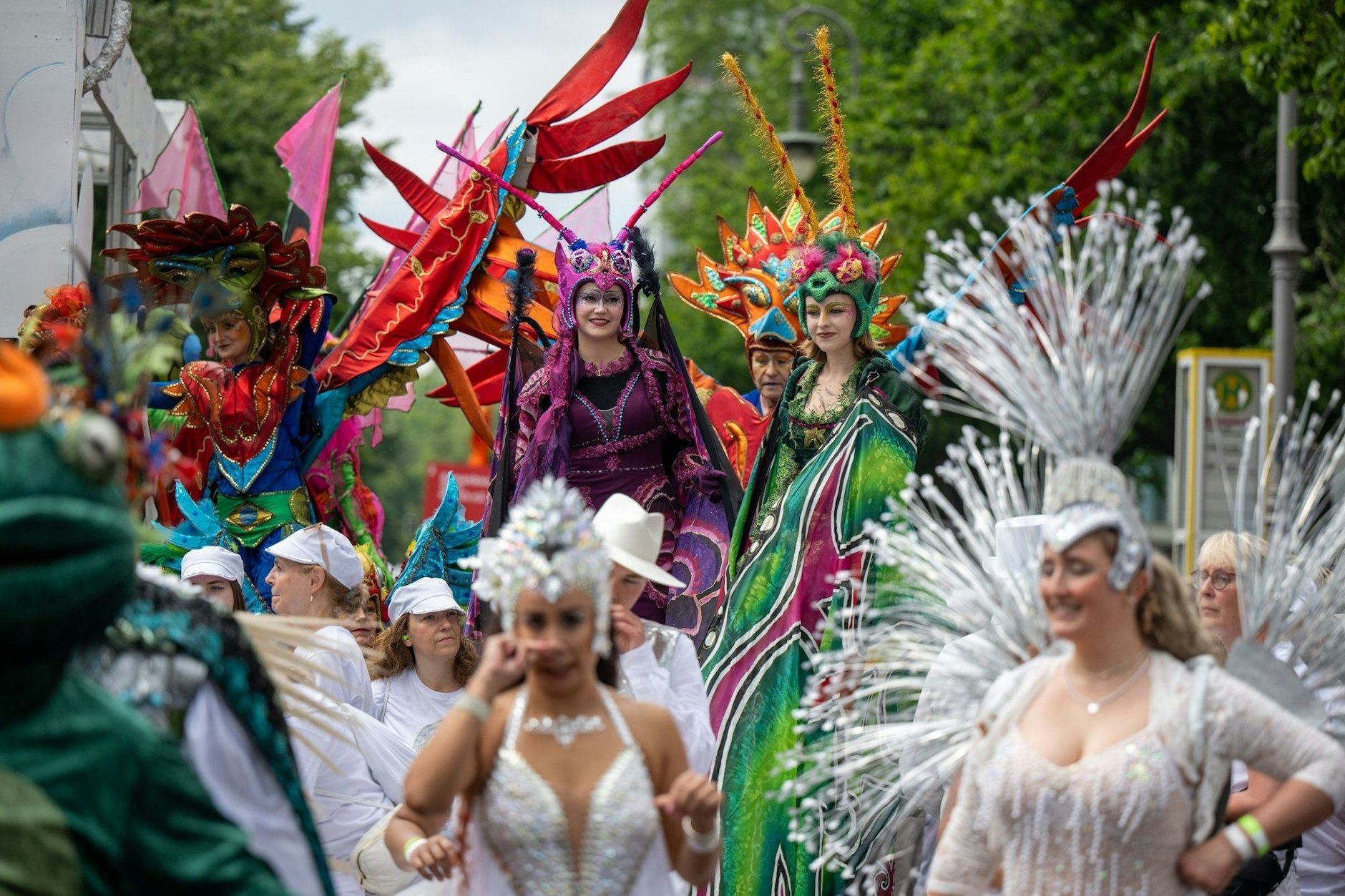 Am Wochenende soll der Karneval der Kulturen erstmals auf der Karl-Marx-Allee stattfinden. Denkmalschützer und Anwohner sehen das kritisch.