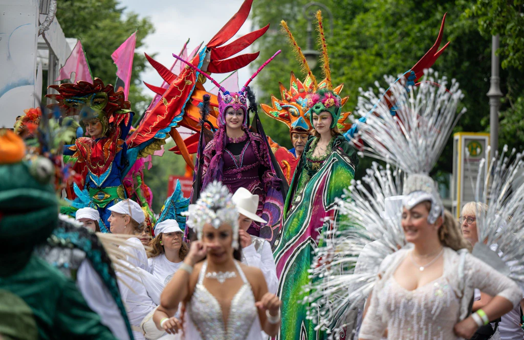 Karneval der Kulturen erstmals in Friedrichshain: Kritik an Samba-Tänzen im Denkmalschutzgebiet
