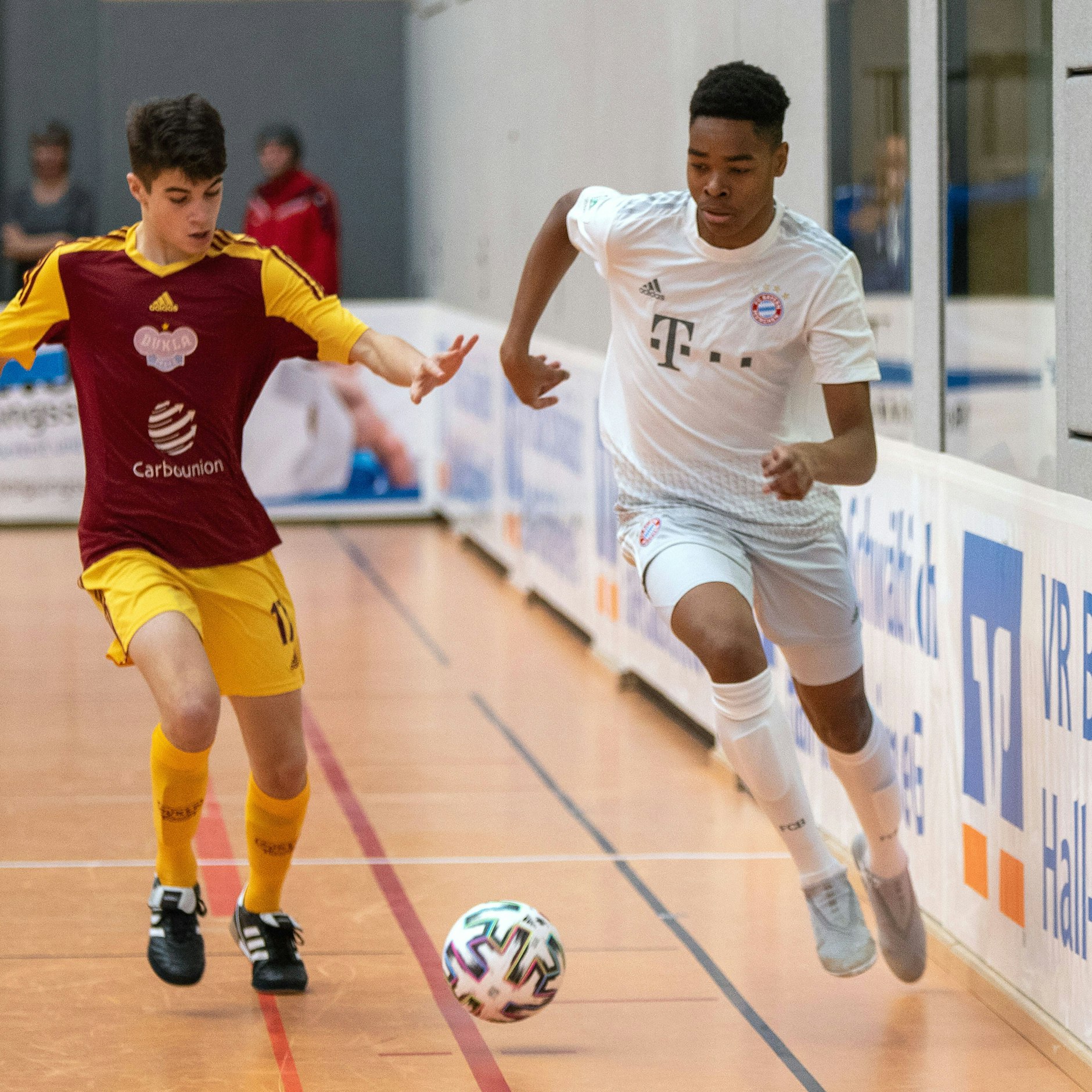 Anfang 2020 war Brandon Happi Monthe  (r.) noch für den FC Bayern München beim U17 Jugend Euro Cup gegen Dukla Prag am Ball.