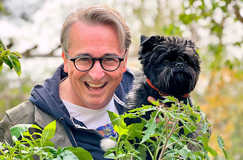 Experte Horst Mager in seinem Schrebergarten in Berlin. Immer mit dabei: Affenpinscher Fritz.
