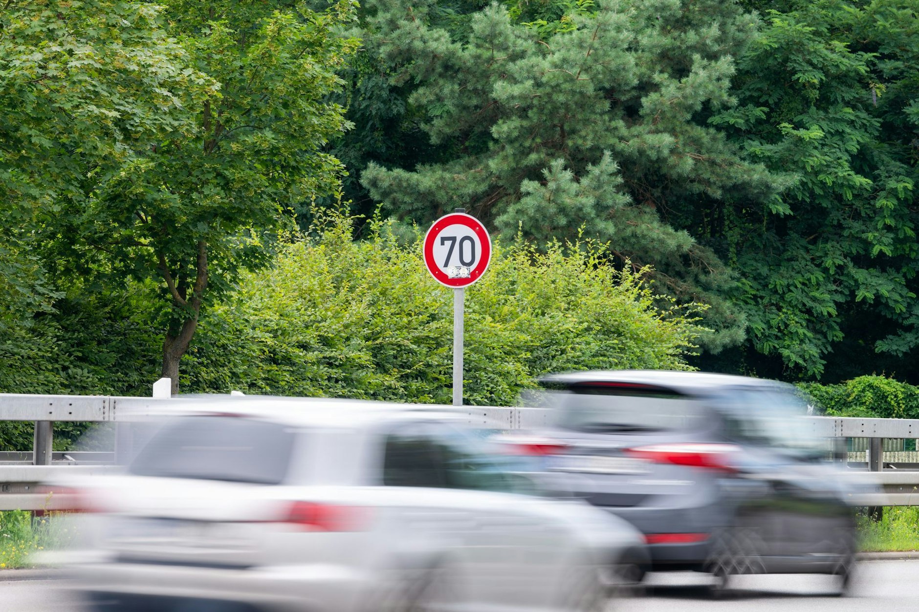 In Spandau ist ein Kind von einem Auto überrollt worden.